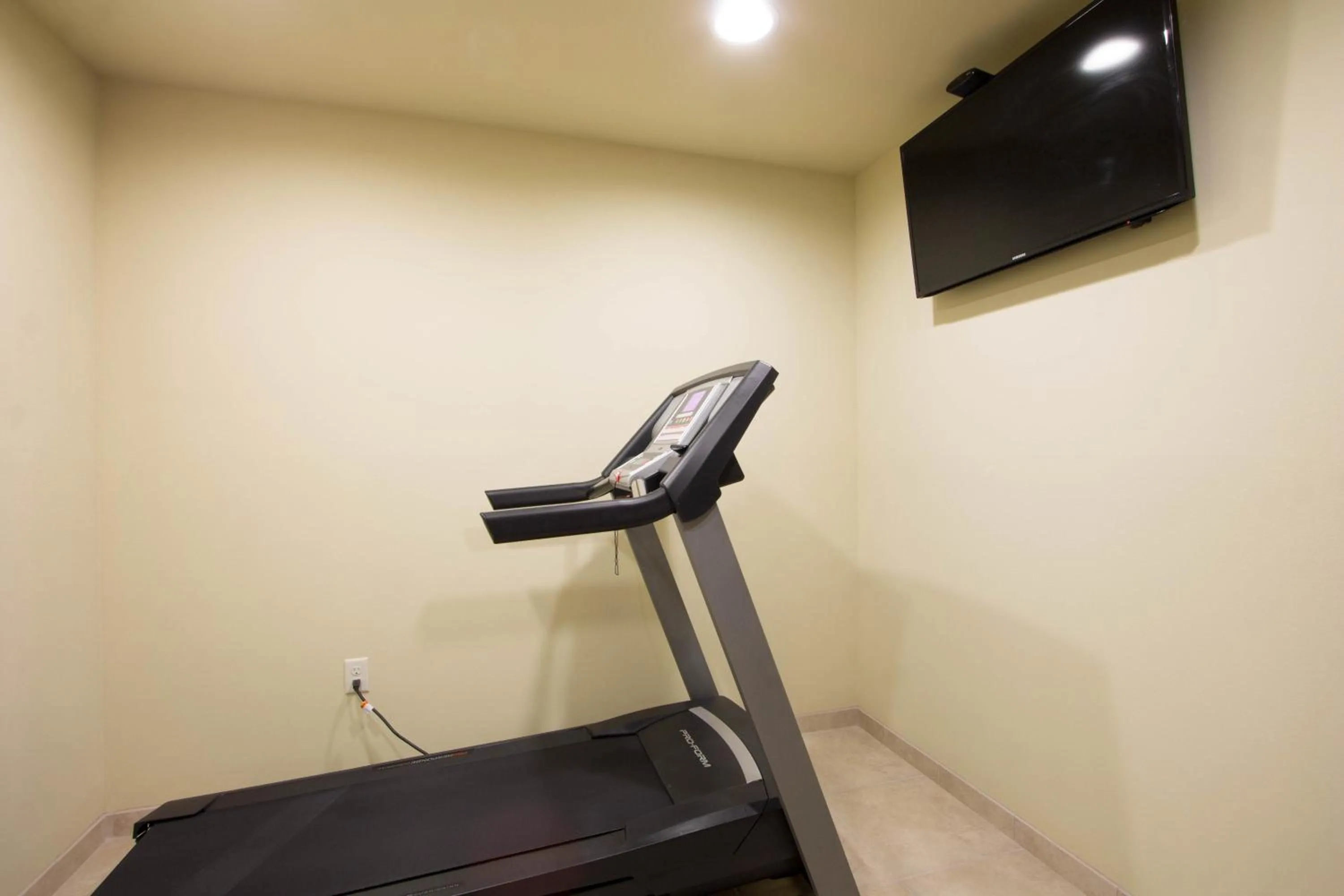 Fitness centre/facilities in Cobblestone Inn & Suites - Eads