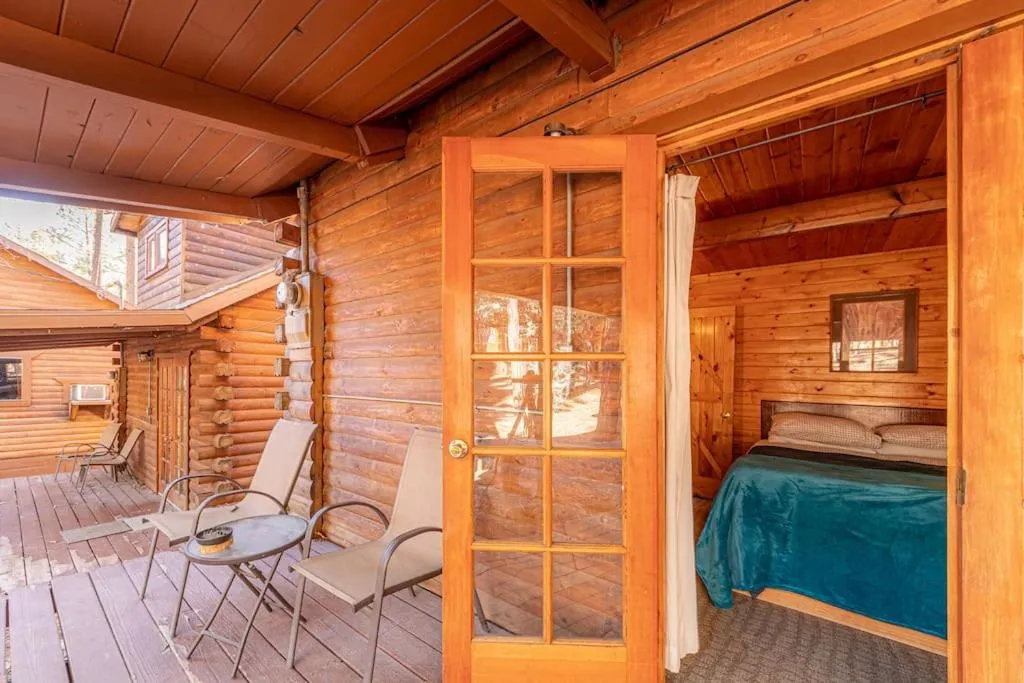 Forest Cabin 3 Bear's Den