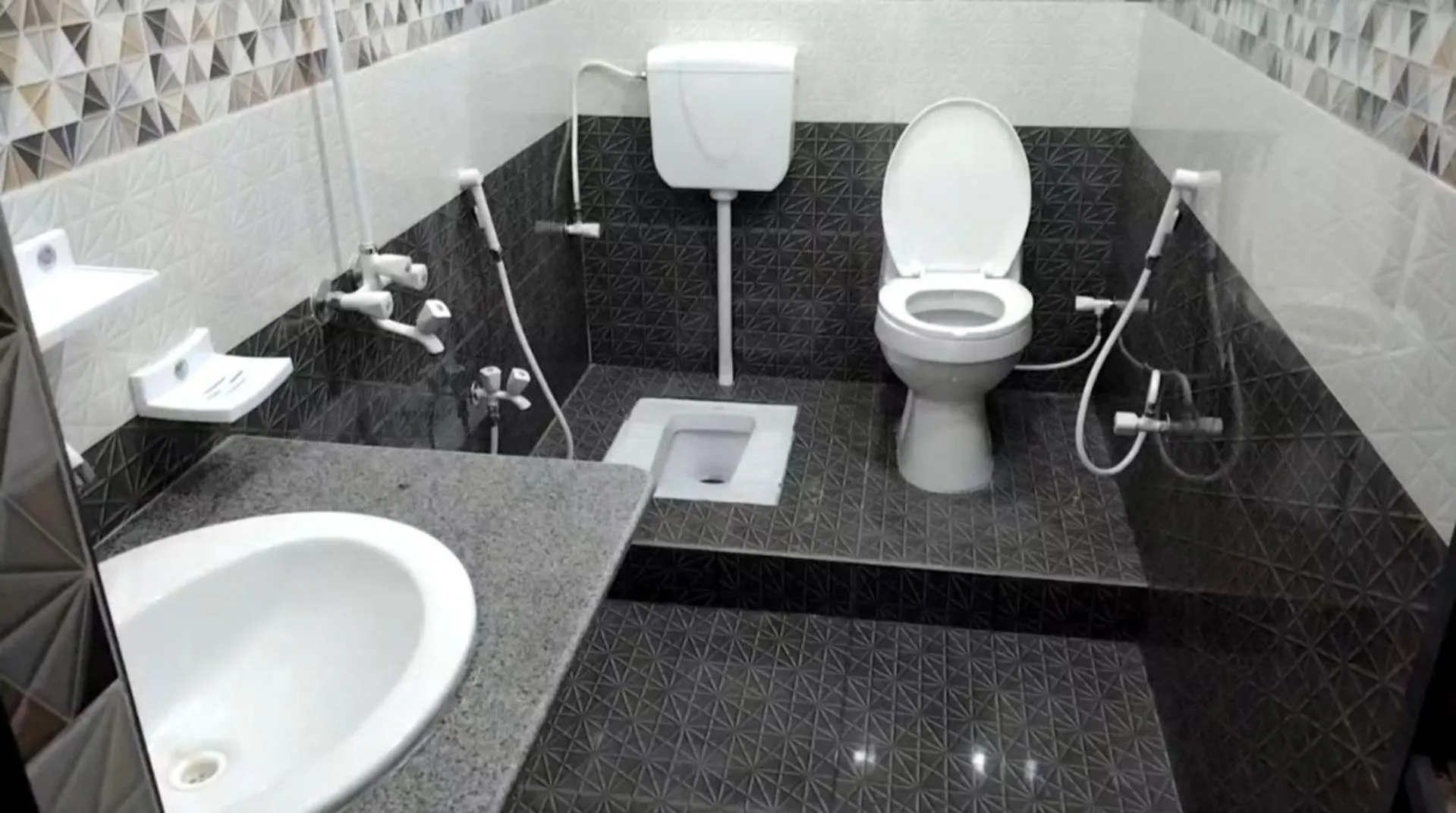 Deluxe Double or Twin Room in Dubai Guest House Karachi