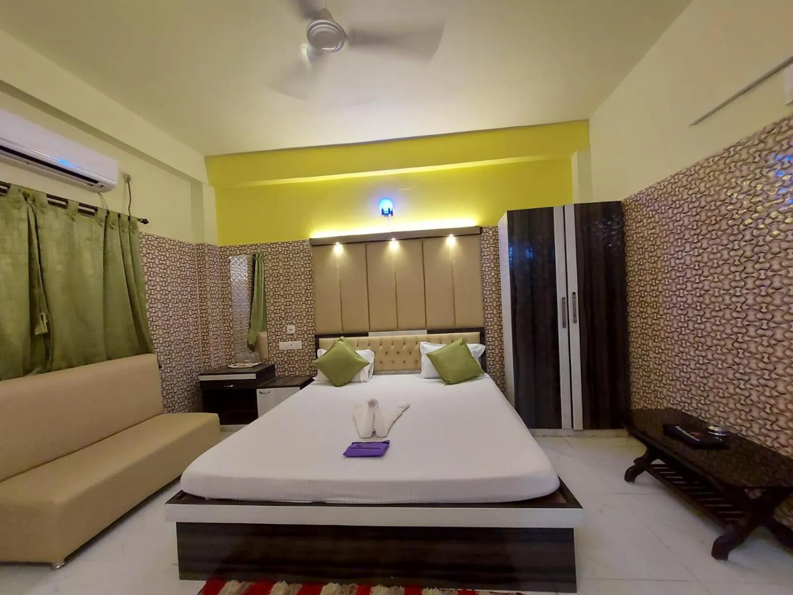 Bed in Hindusthan Inn - On Beach