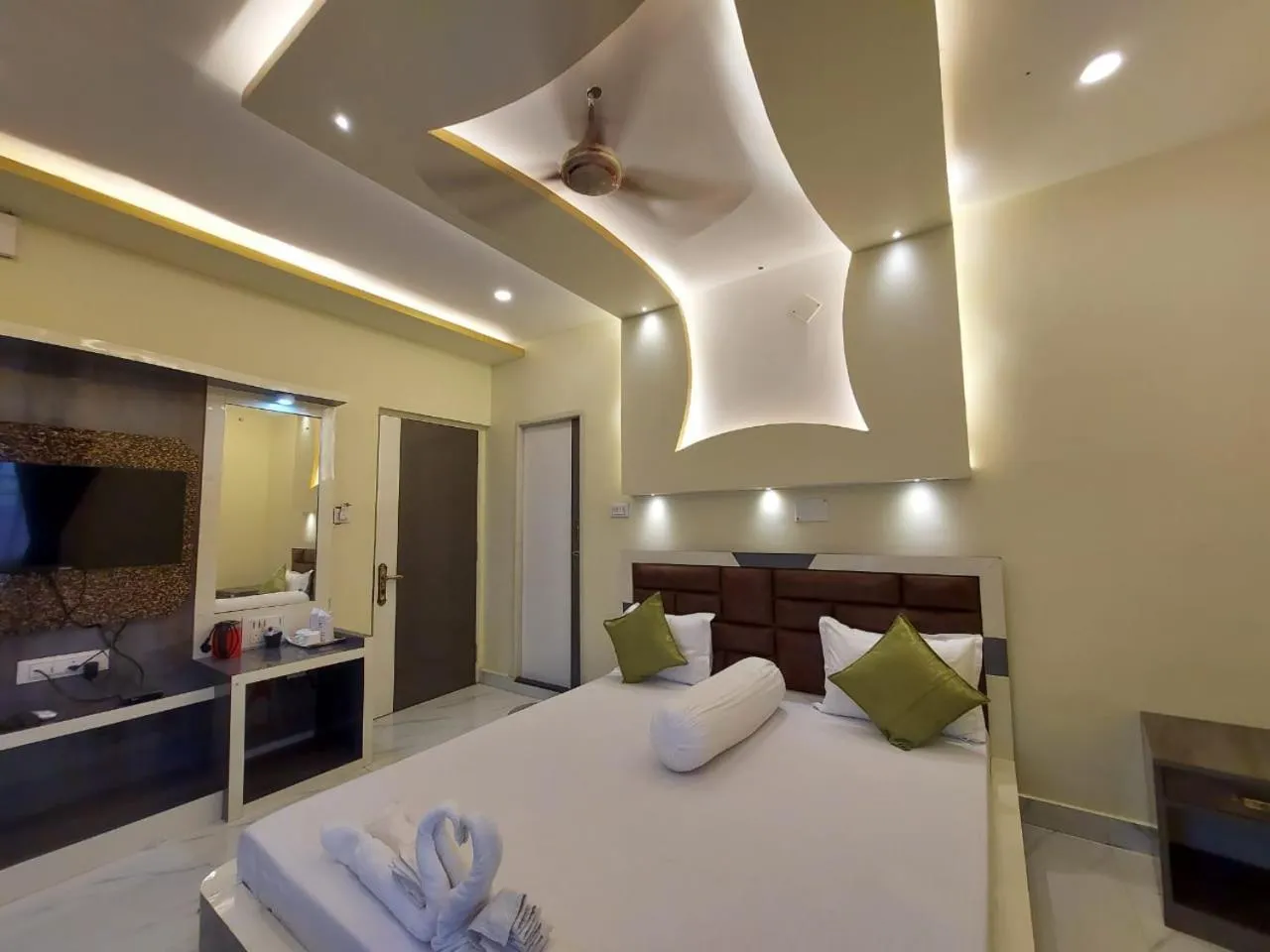 Bed in Hindusthan Inn - On Beach