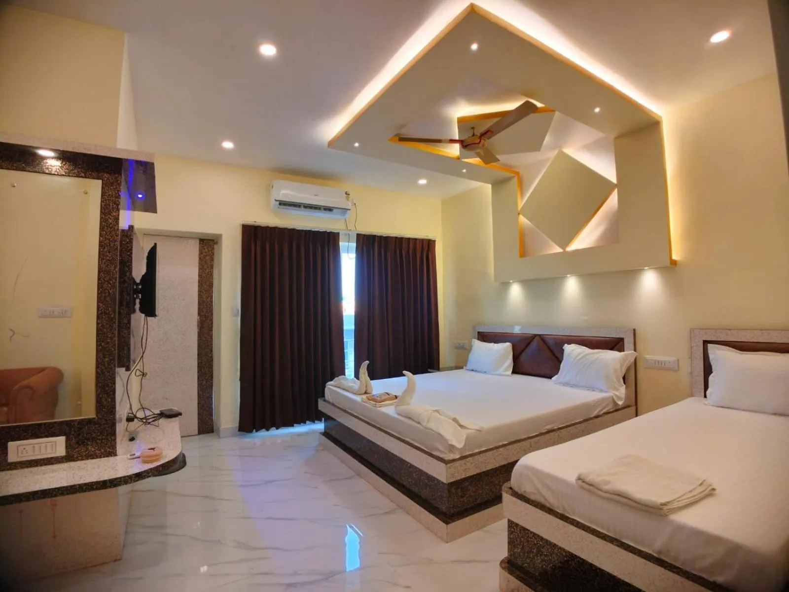 Bed in Hindusthan Inn - On Beach