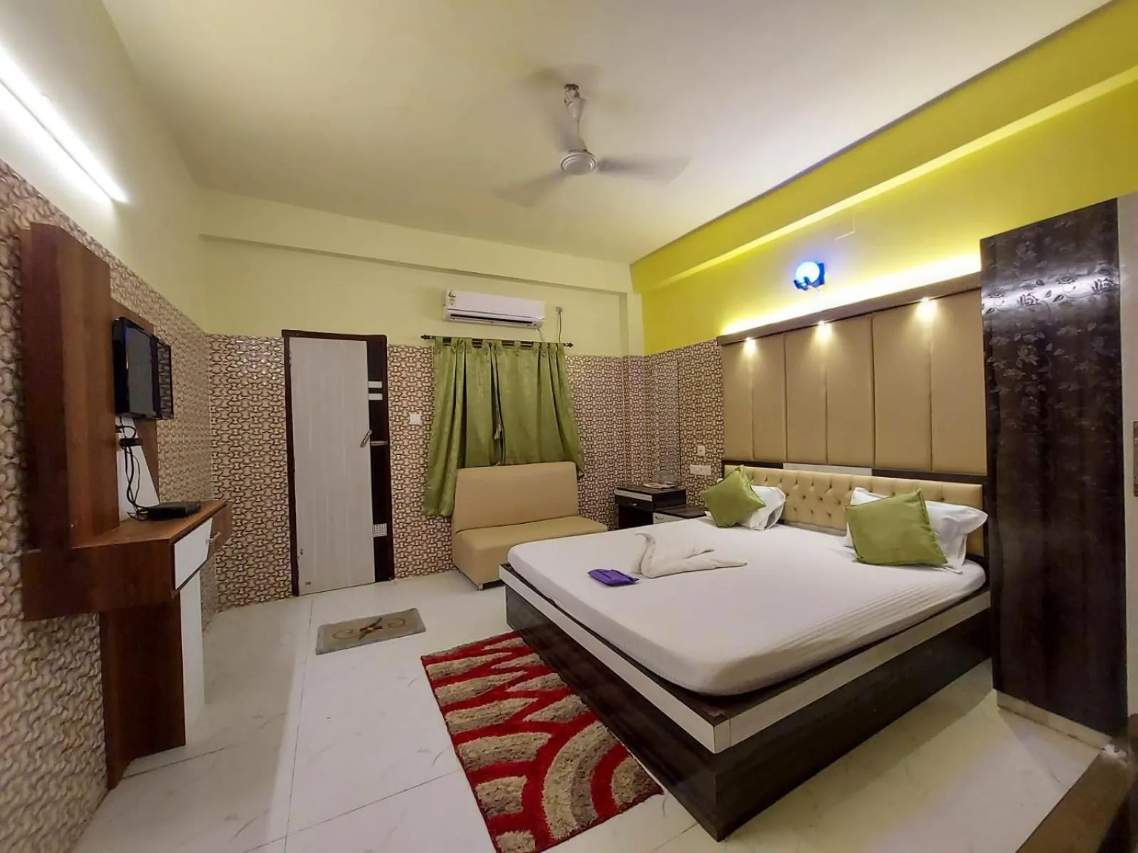 Bed in Hindusthan Inn - On Beach