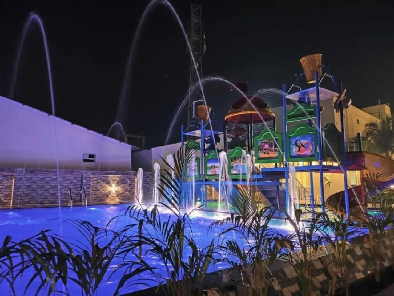 Swimming pool in Hindusthan Inn - On Beach