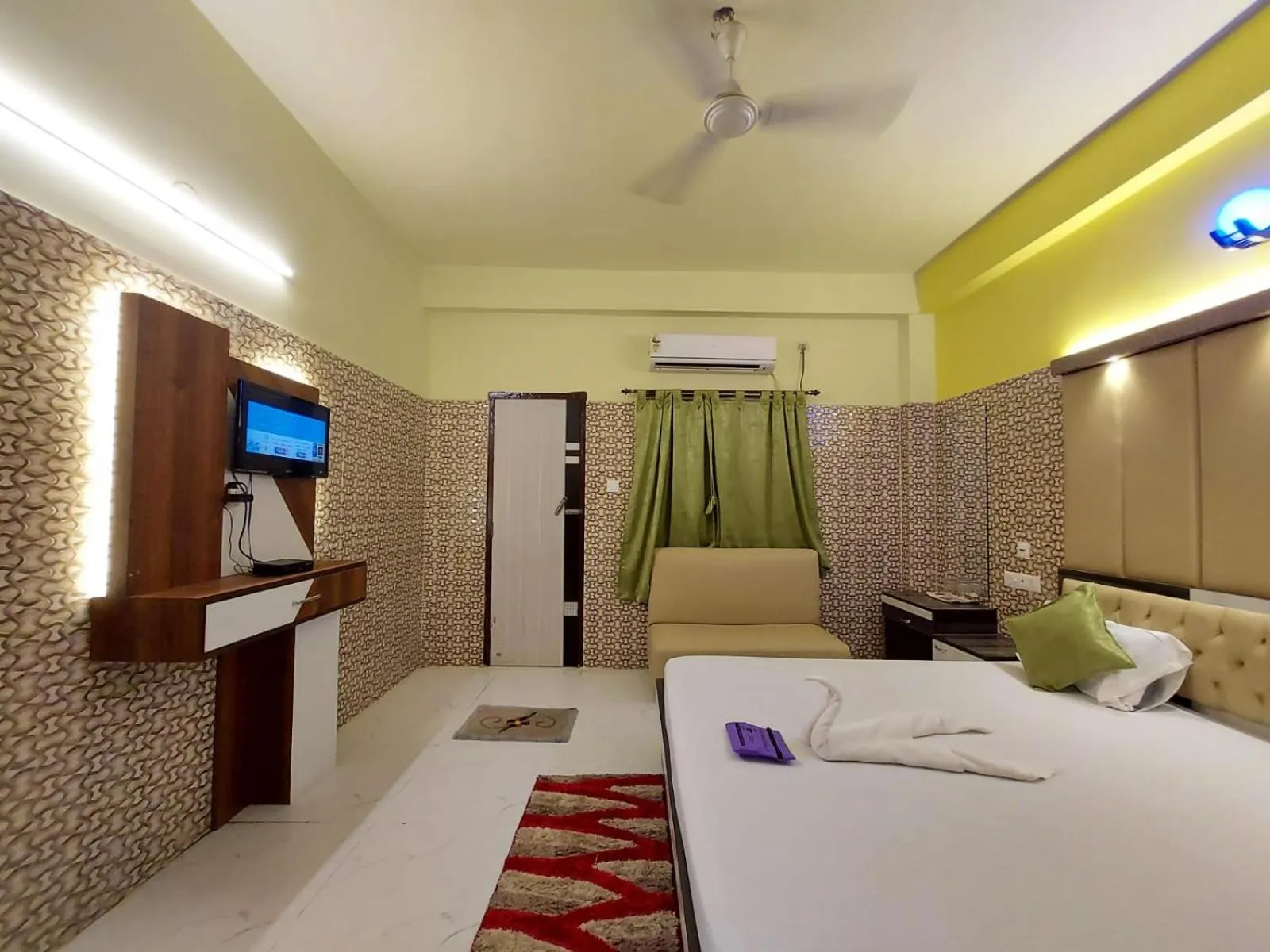 Bed in Hindusthan Inn - On Beach