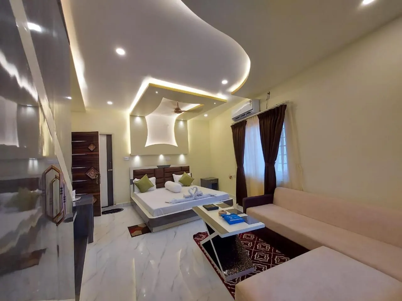 Bed in Hindusthan Inn - On Beach