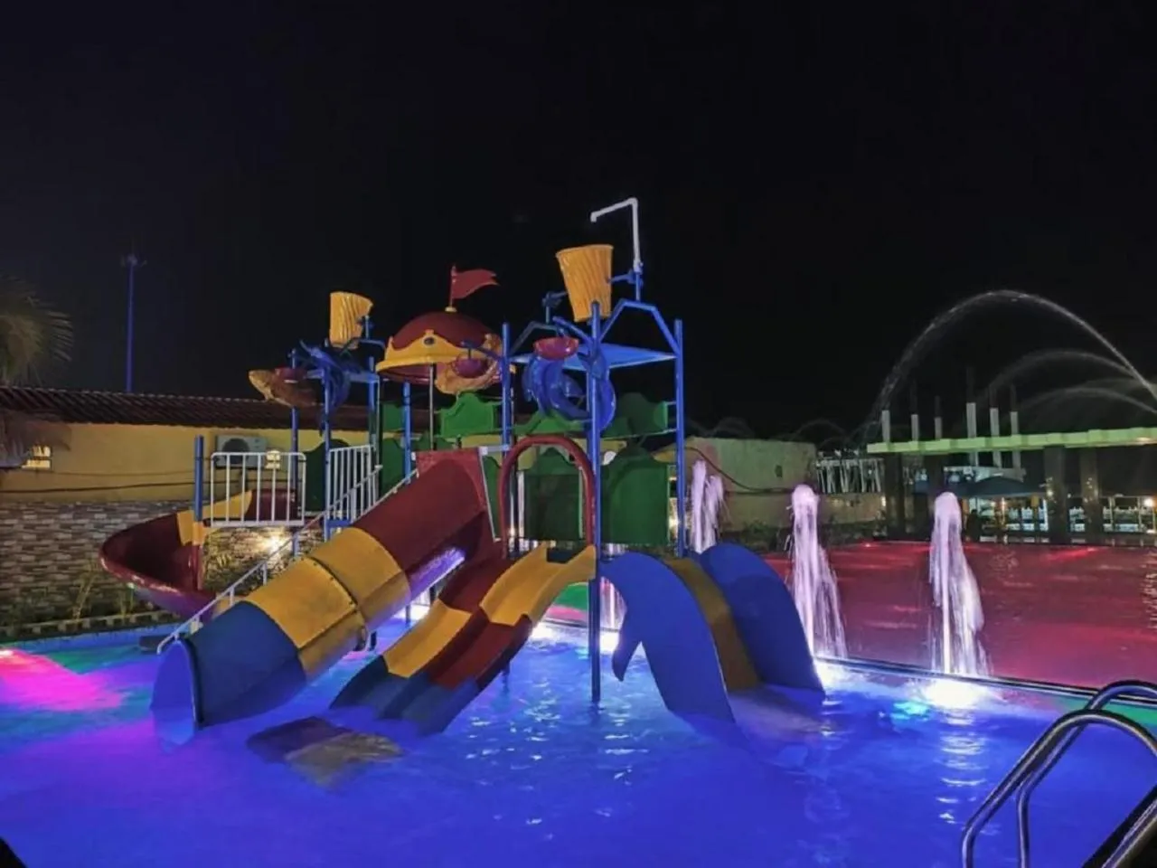 Swimming pool in Hindusthan Inn - On Beach