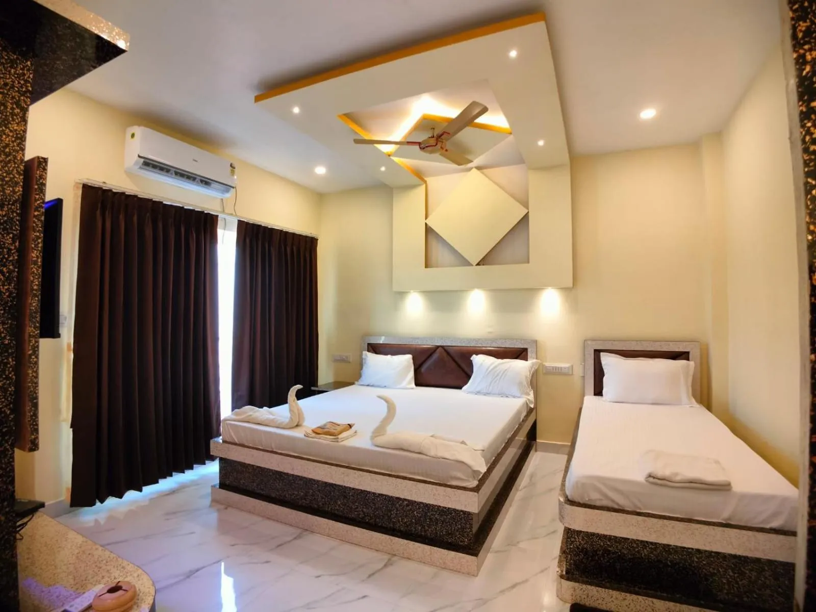 Bed in Hindusthan Inn - On Beach