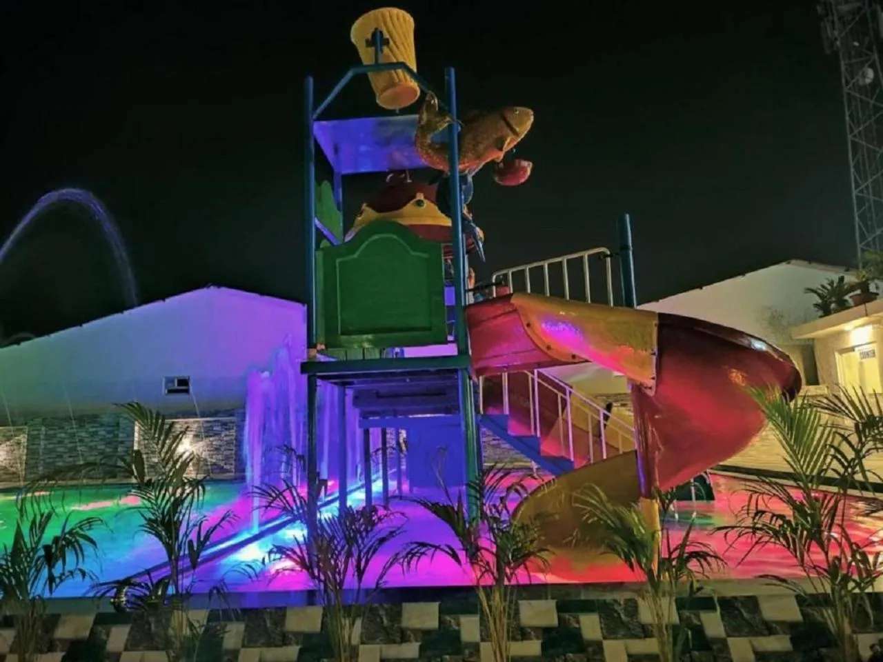 Swimming pool in Hindusthan Inn - On Beach