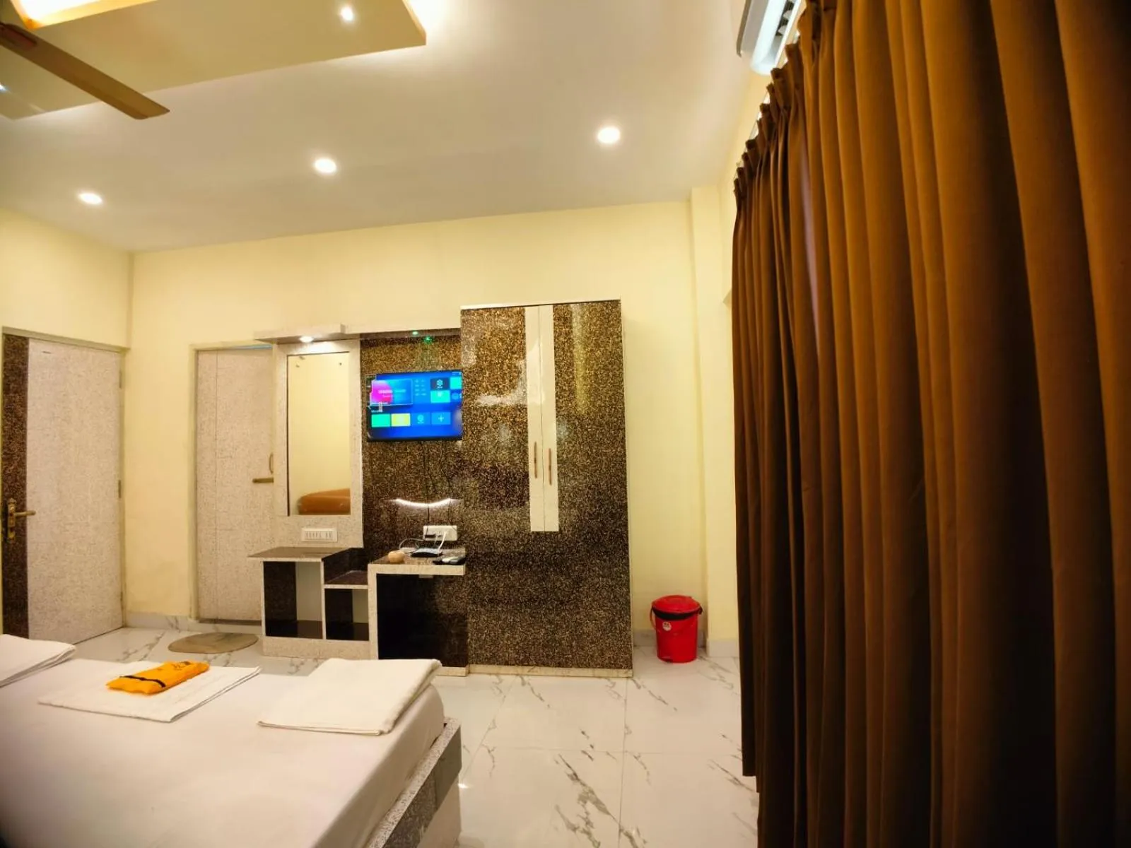 Bed in Hindusthan Inn - On Beach