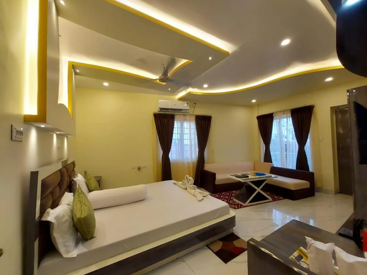 Bed in Hindusthan Inn - On Beach