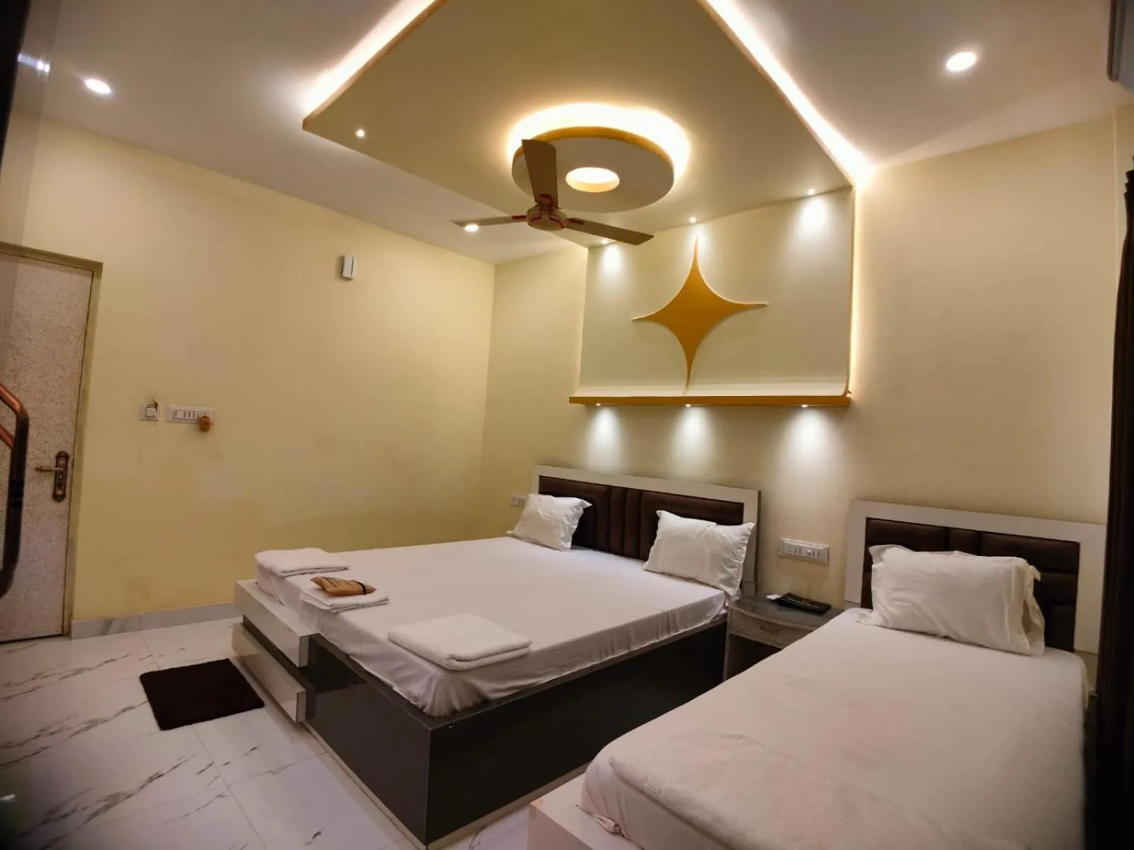 Bed in Hindusthan Inn - On Beach