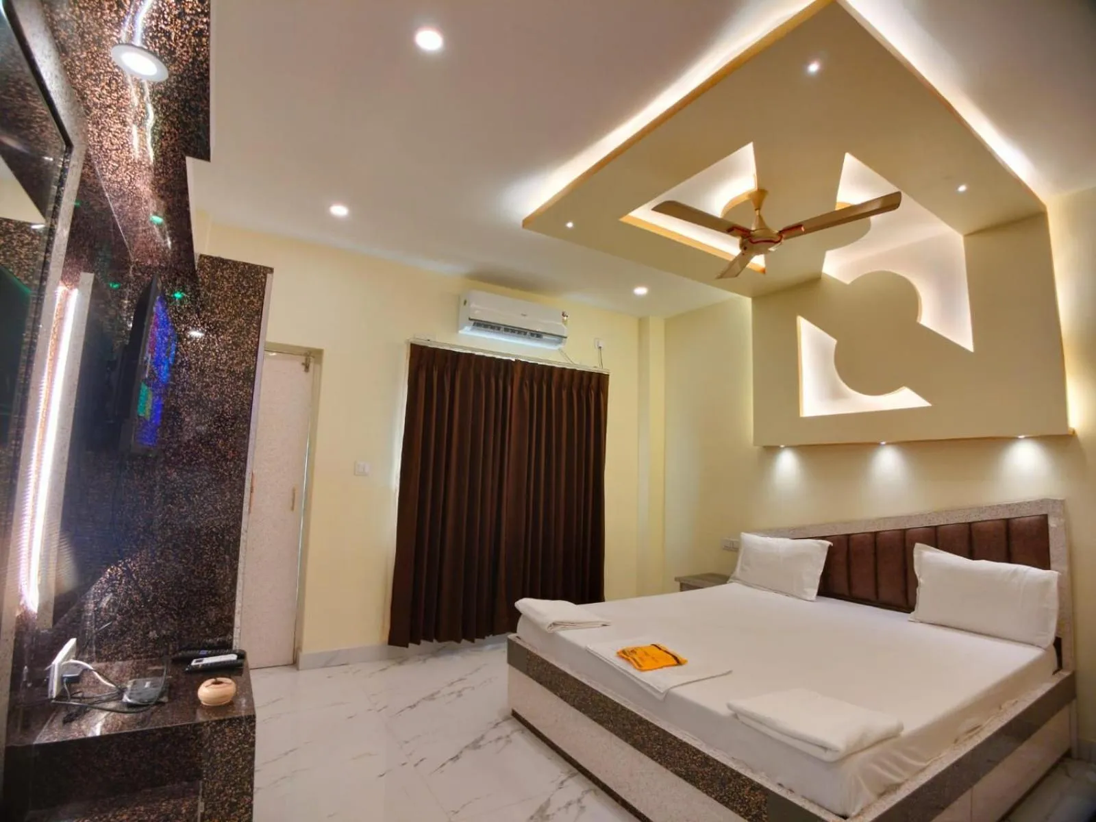 Bed in Hindusthan Inn - On Beach