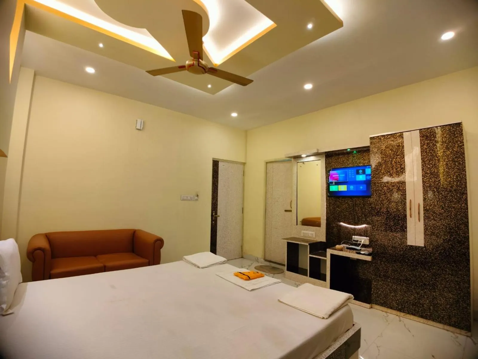 Bed in Hindusthan Inn - On Beach