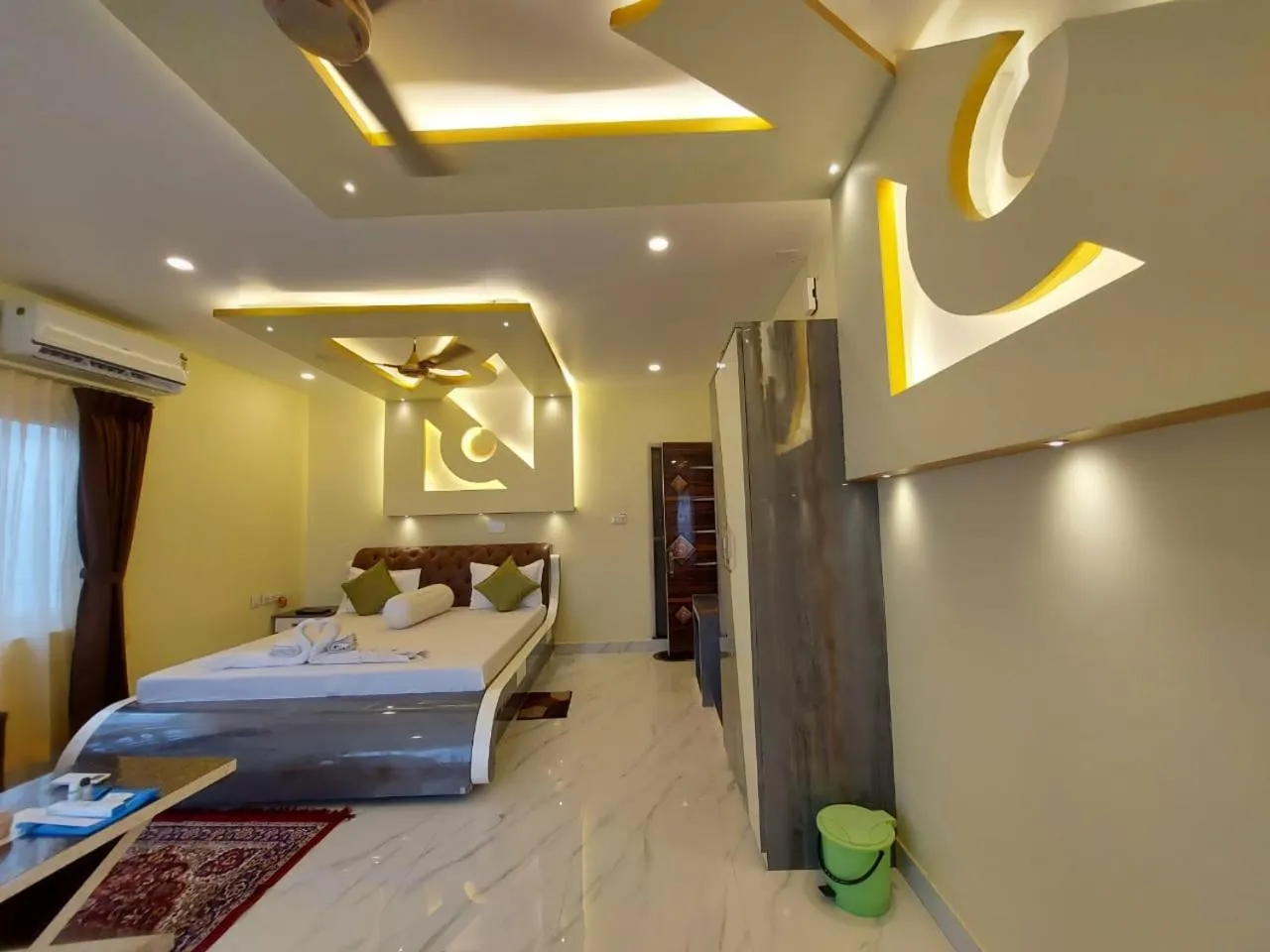 Bed in Hindusthan Inn - On Beach