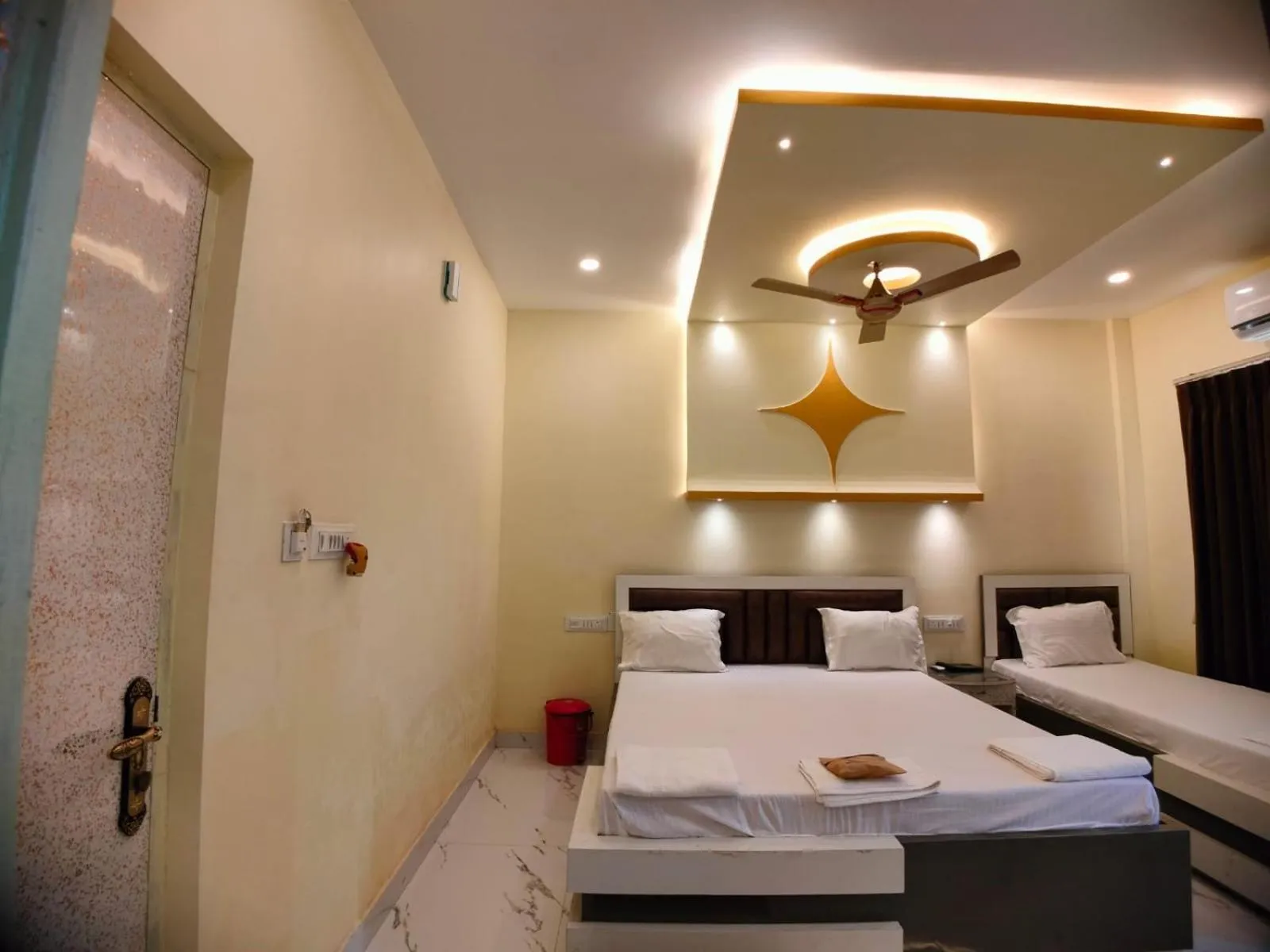 Bed in Hindusthan Inn - On Beach