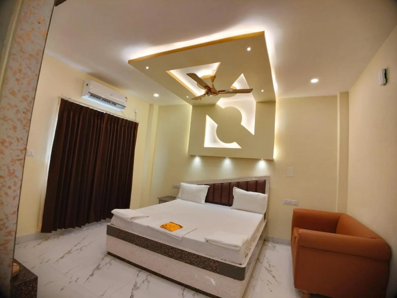 Bed in Hindusthan Inn - On Beach