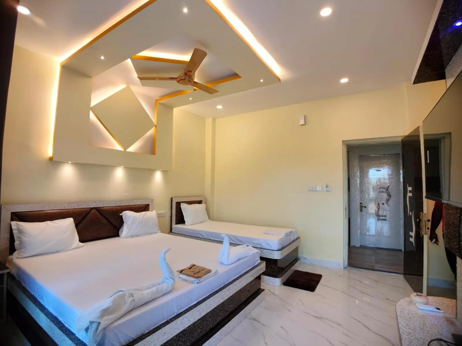 Bed in Hindusthan Inn - On Beach