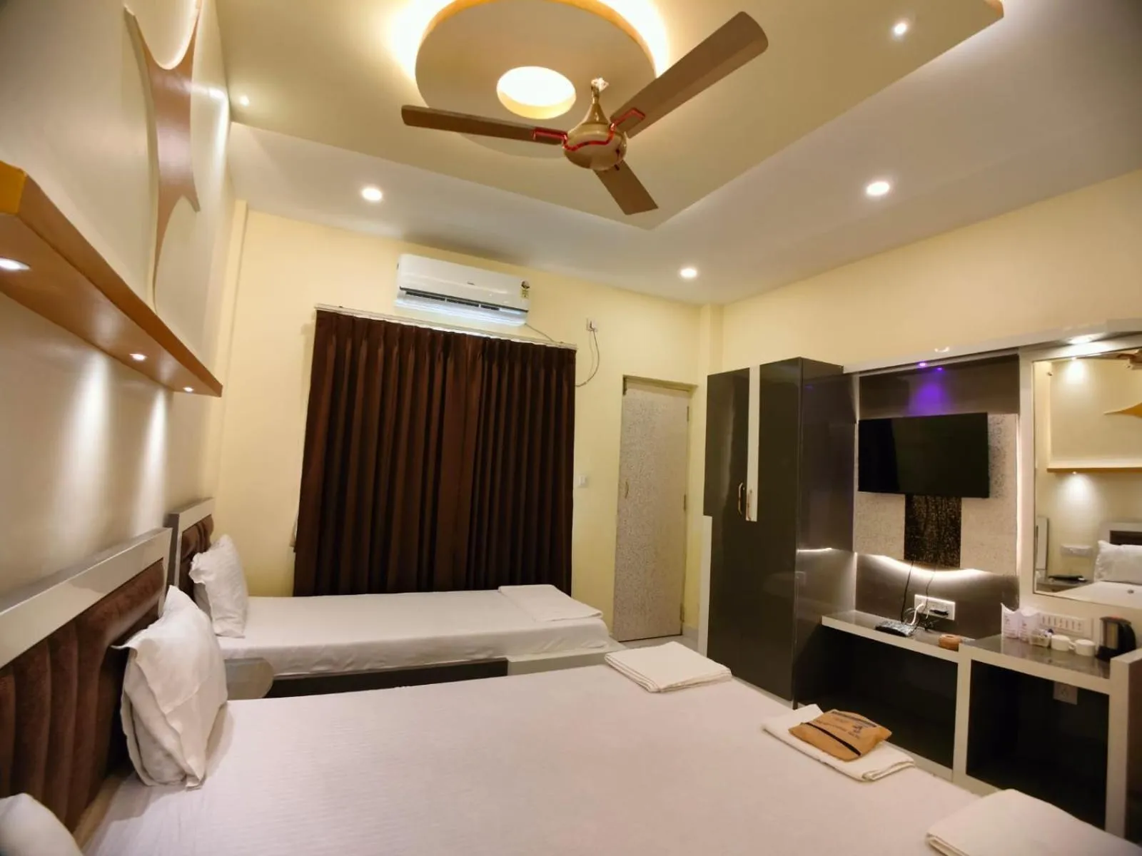 Bed in Hindusthan Inn - On Beach