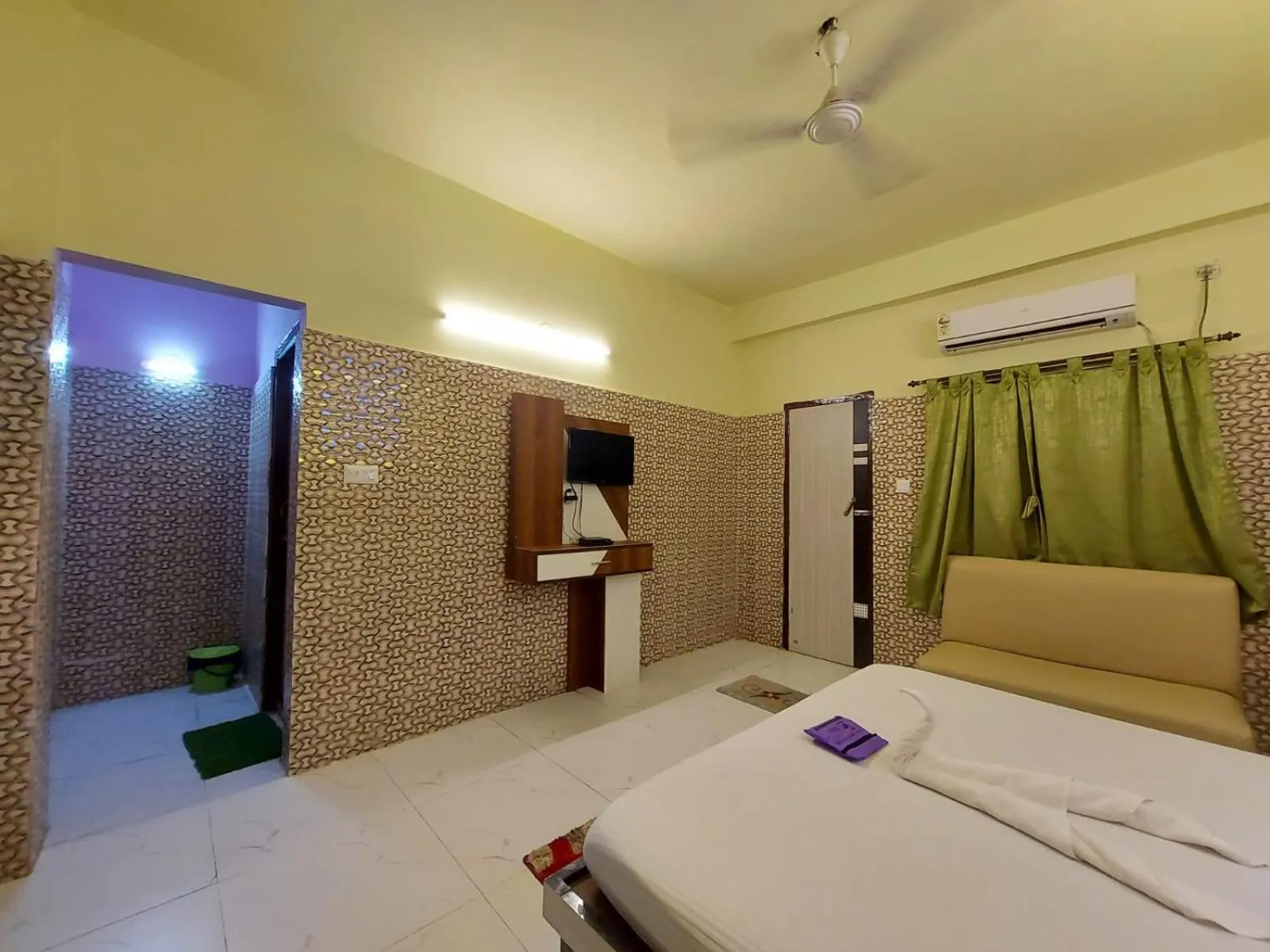 Bed in Hindusthan Inn - On Beach