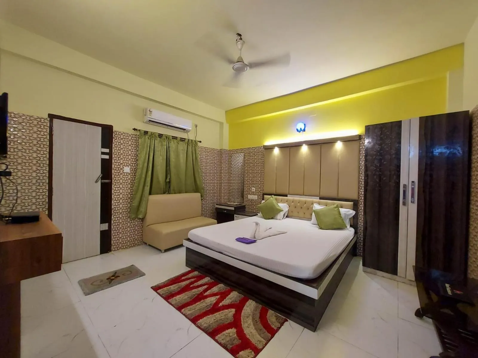 Bed in Hindusthan Inn - On Beach