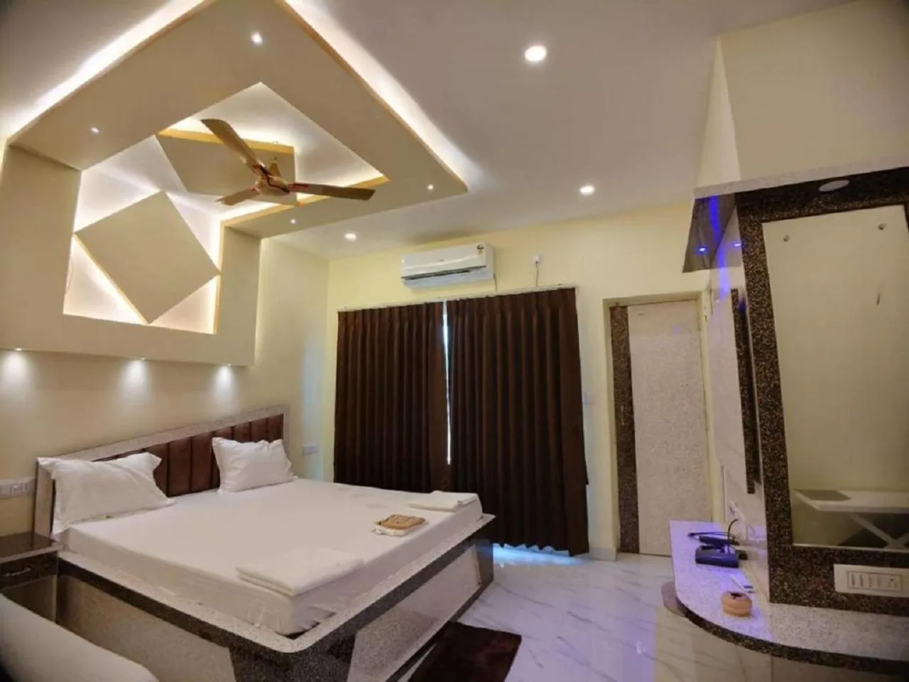 Bedroom, Bed in Hindusthan Inn - On Beach