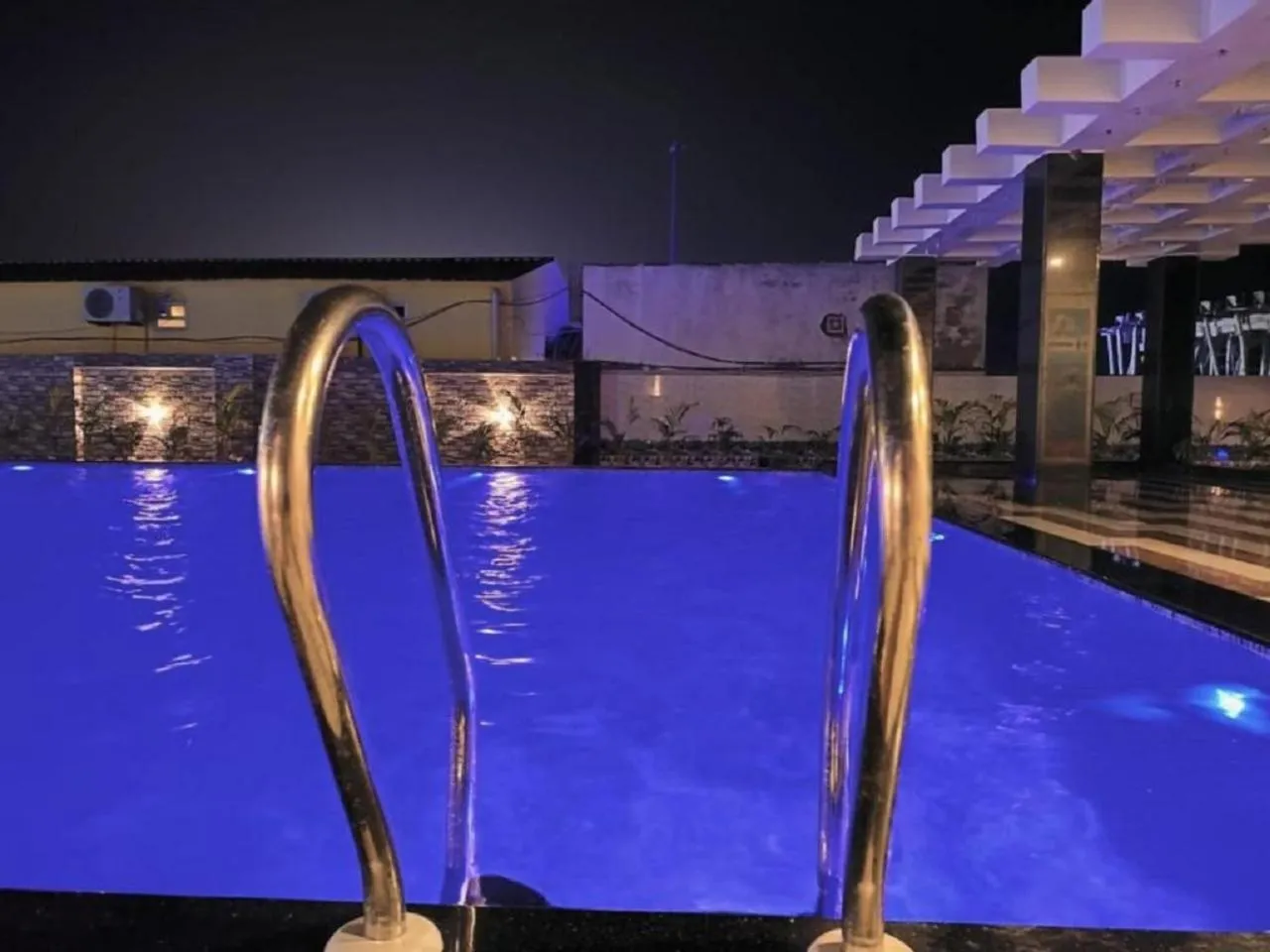 Swimming pool in Hindusthan Inn - On Beach