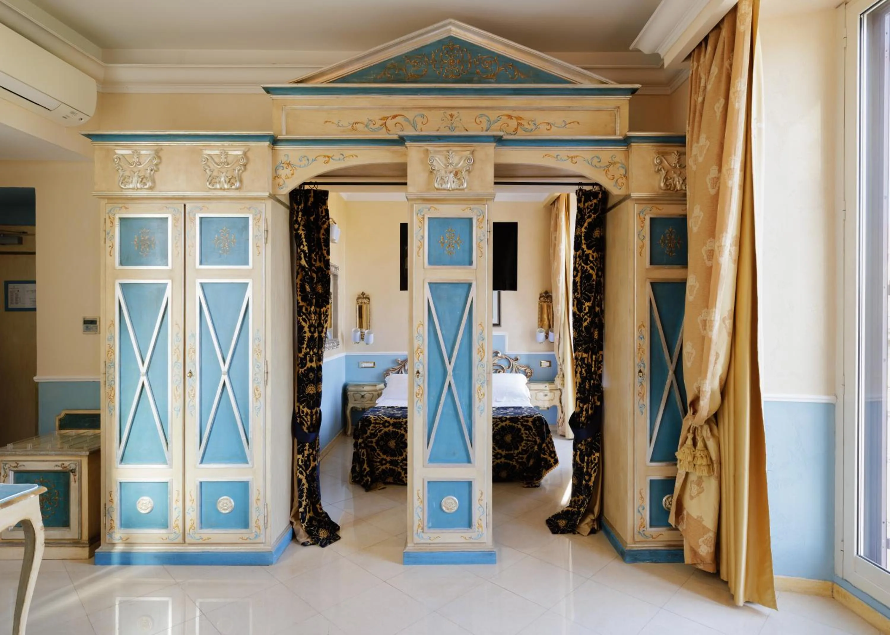 Decorative detail, Bed in Romanico Palace Luxury Hotel & SPA