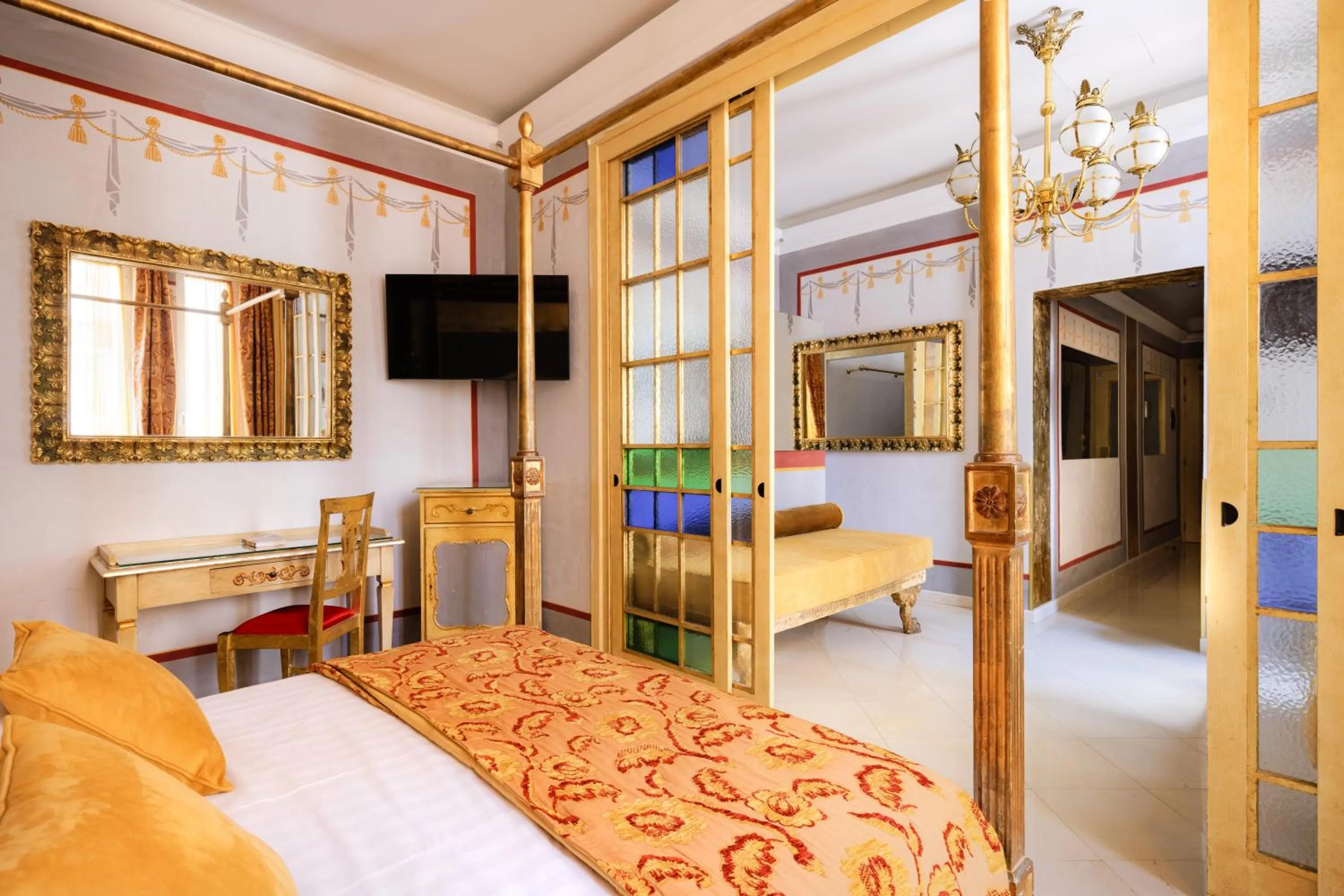 Bed in Romanico Palace Luxury Hotel & SPA