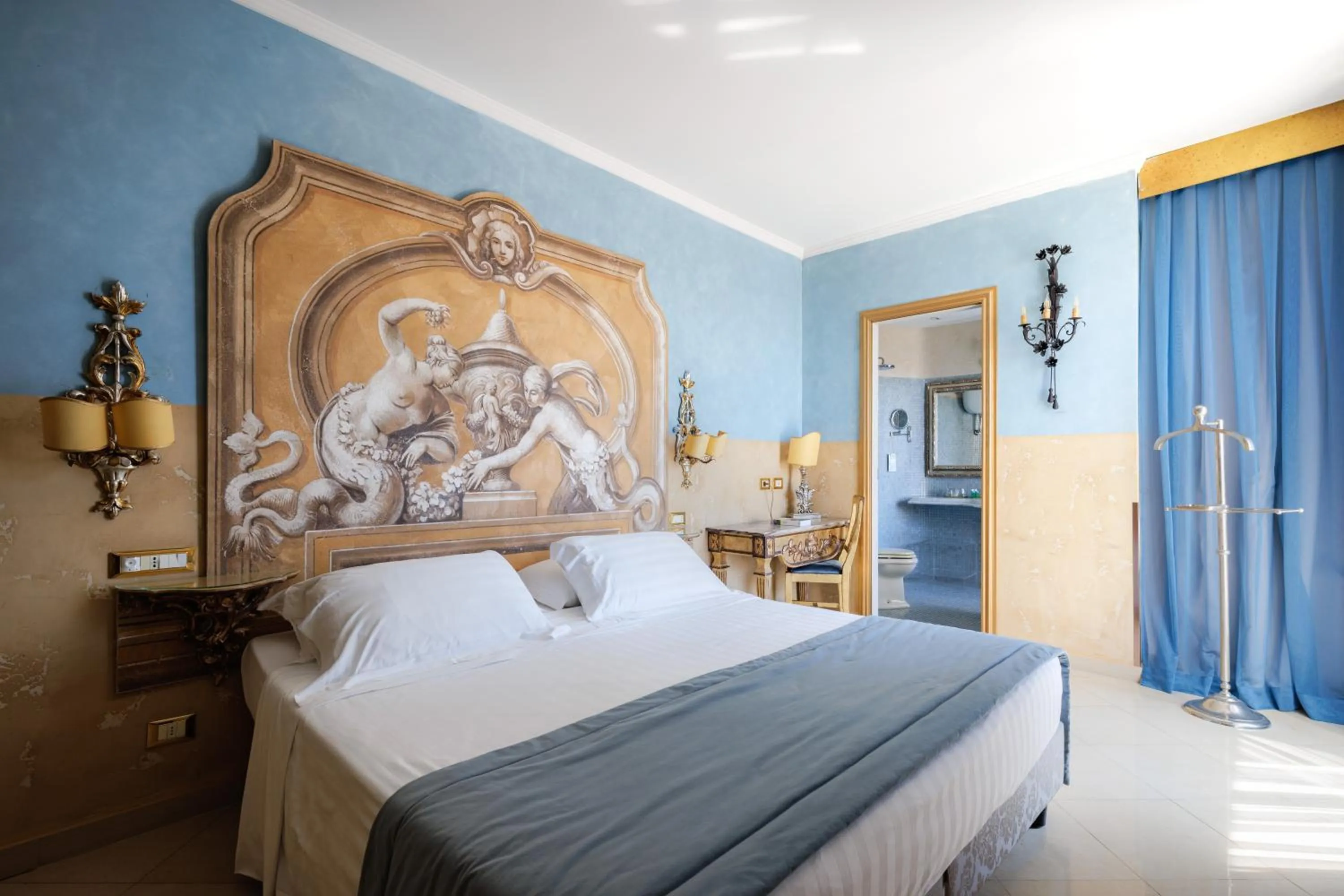 Bed in Romanico Palace Luxury Hotel & SPA
