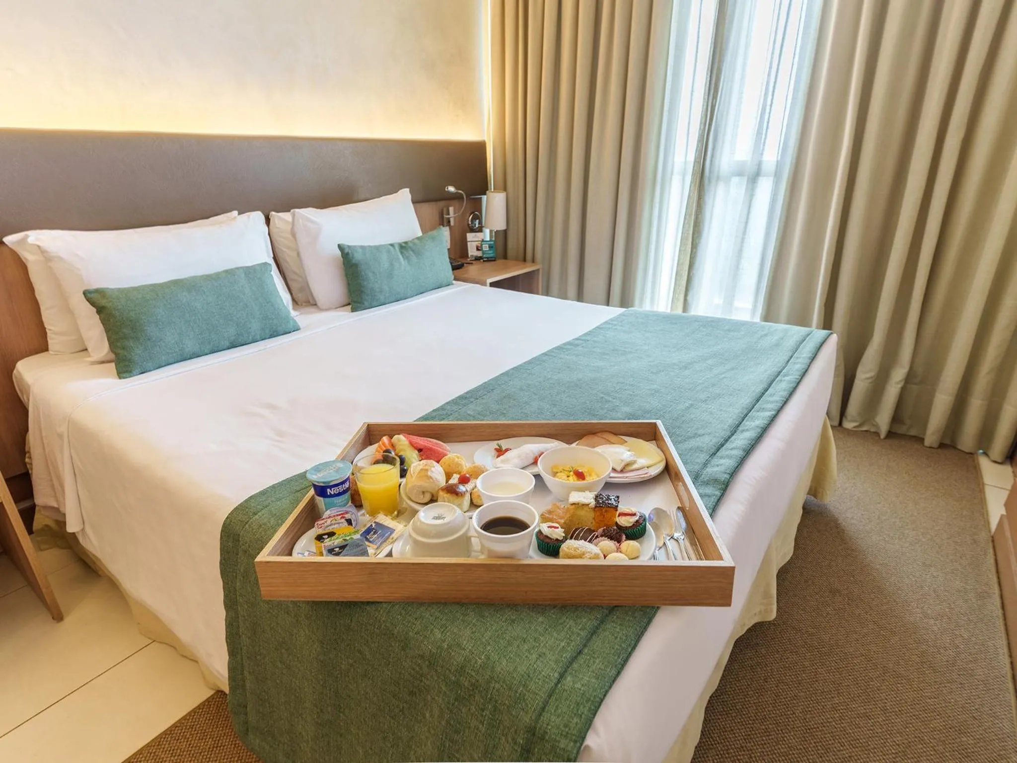 Photo of the whole room, Bed in Athos Bulcão Hplus Executive