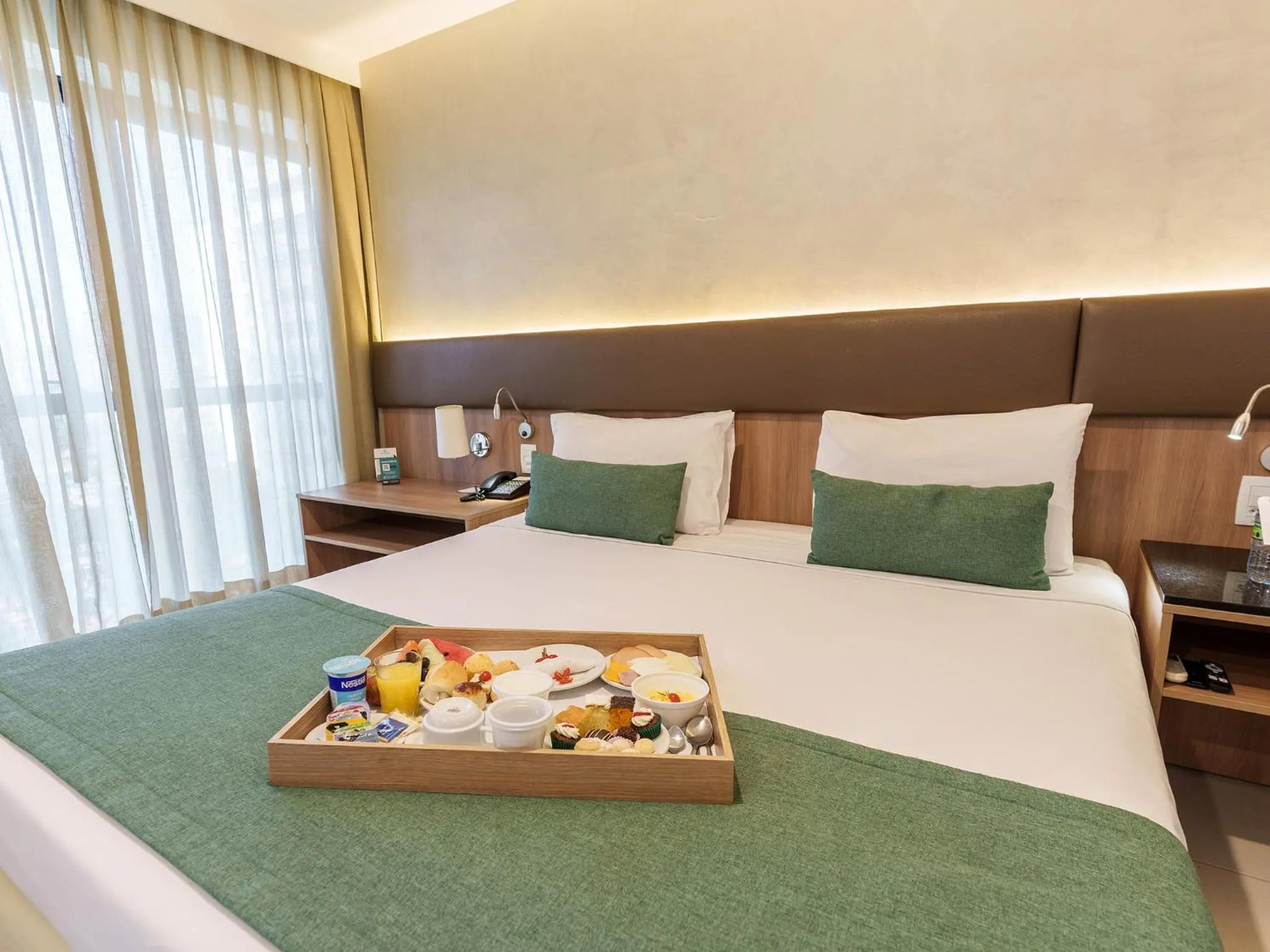 Photo of the whole room, Bed in Athos Bulcão Hplus Executive