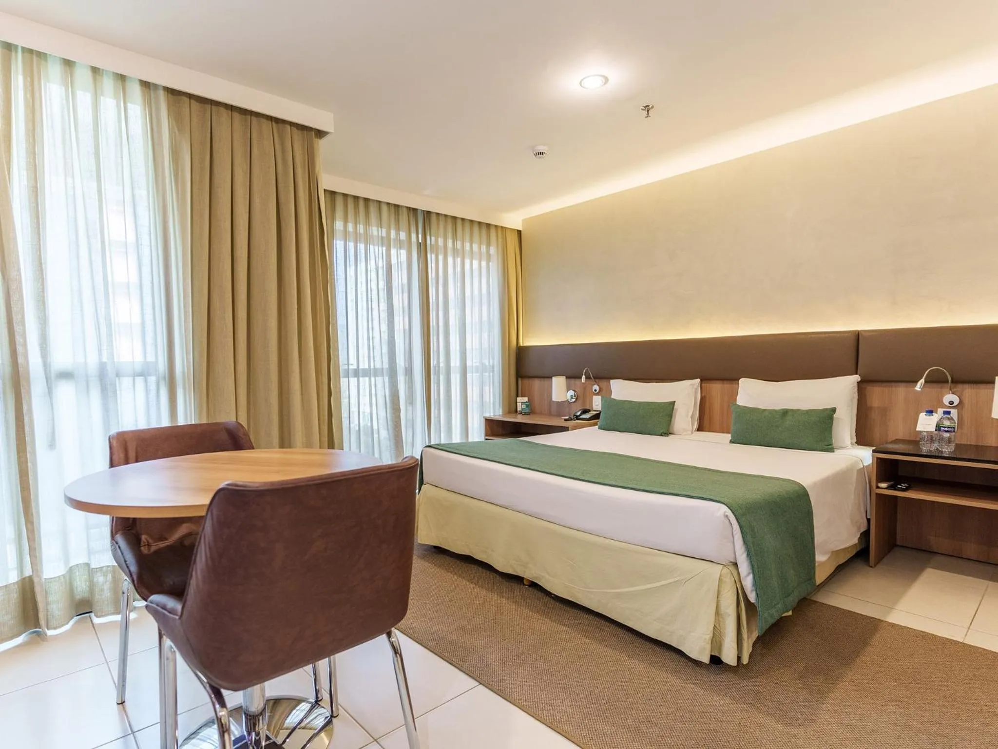 Photo of the whole room, Bed in Athos Bulcão Hplus Executive