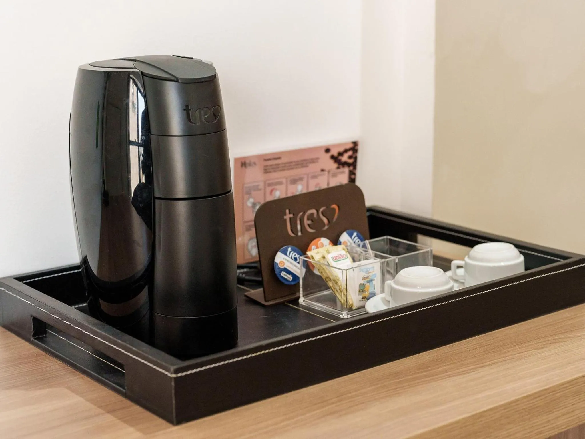 Coffee/tea facilities in Athos Bulcão Hplus Executive