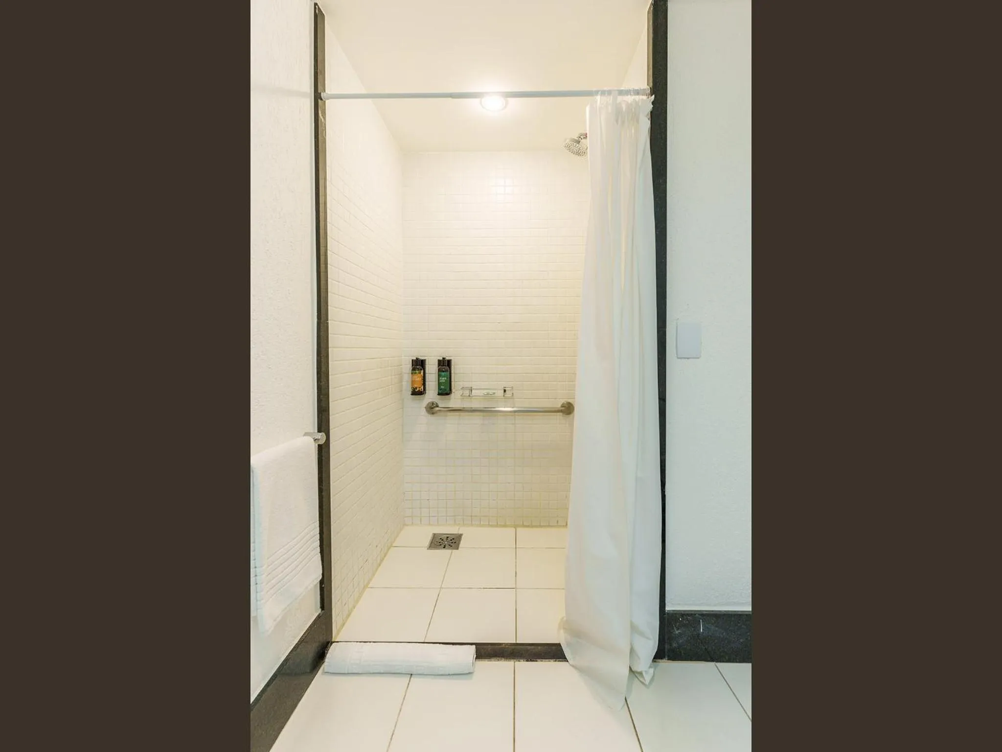 Shower in Athos Bulcão Hplus Executive