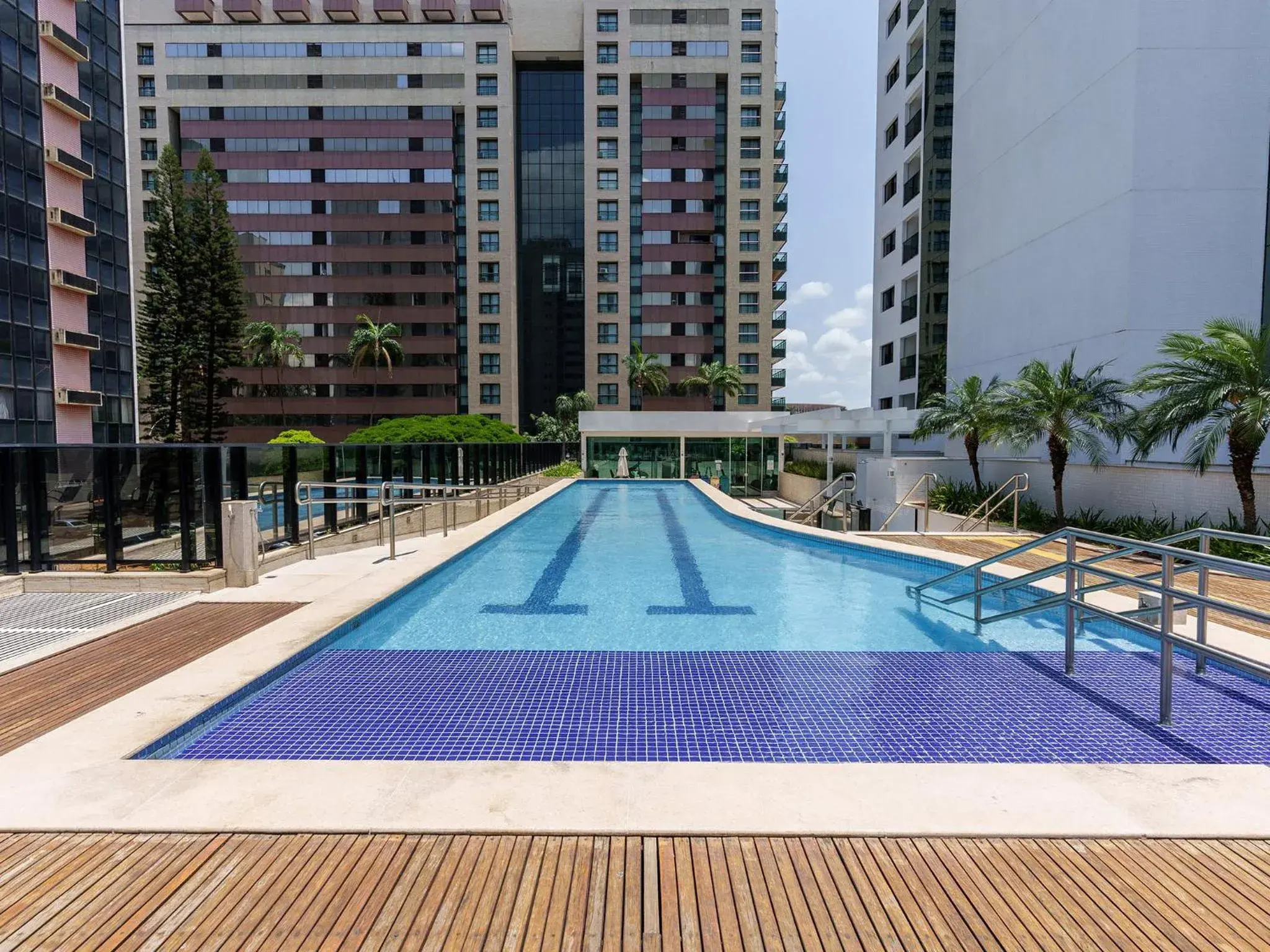 Swimming pool in Athos Bulcão Hplus Executive Swimming pool in Athos Bulcão Hplus Executive