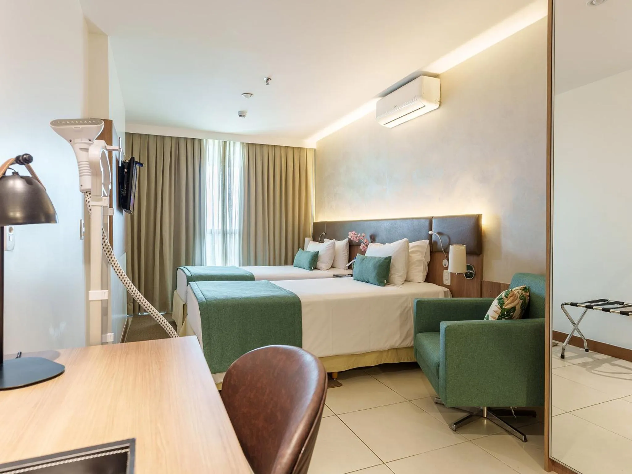 Photo of the whole room, Bed in Athos Bulcão Hplus Executive