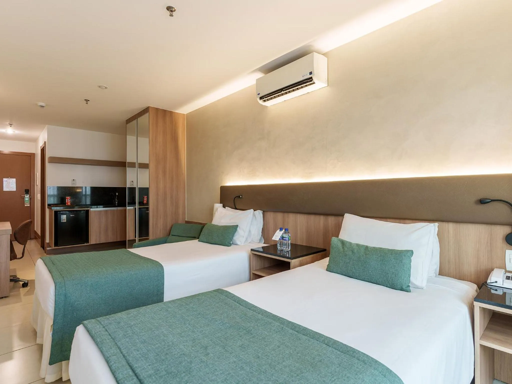 Photo of the whole room, Bed in Athos Bulcão Hplus Executive