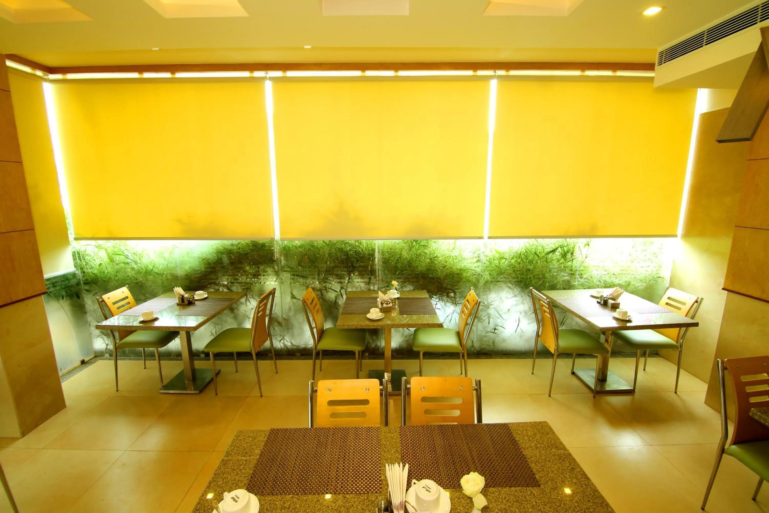 Restaurant/places to eat in Hotel Hillway Park