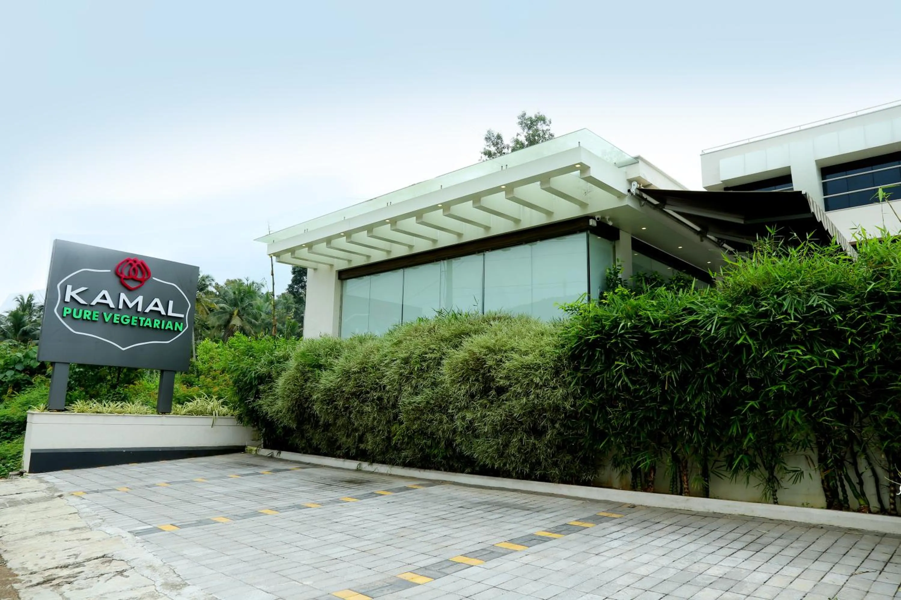 Restaurant/places to eat in Hotel Hillway Park