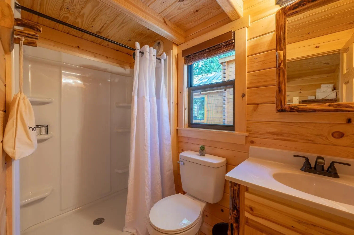 Shower in Casa de Fruta Cabins, Inn & RV Park
