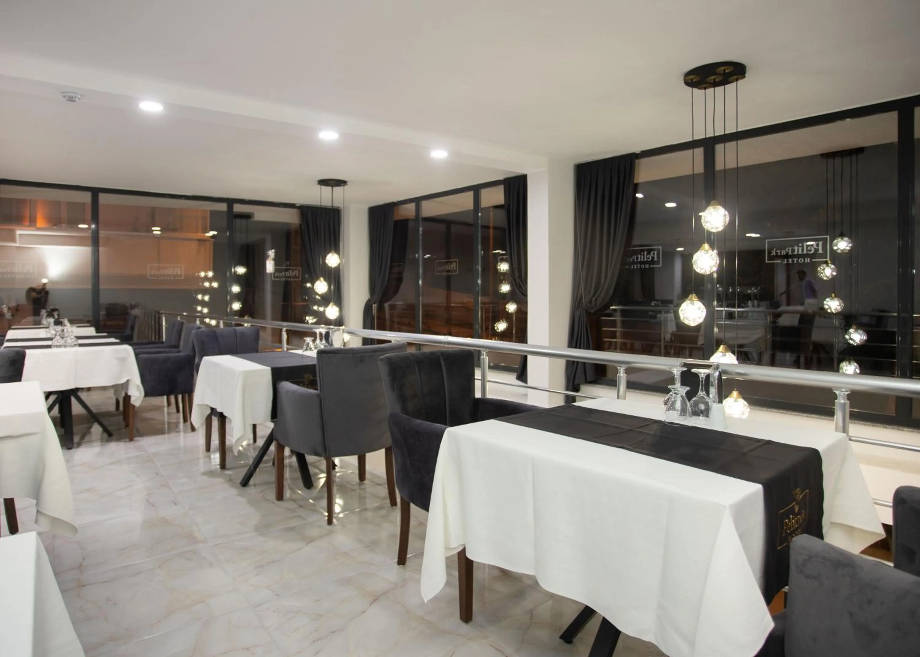 Restaurant/places to eat in Pelit Park Hotel