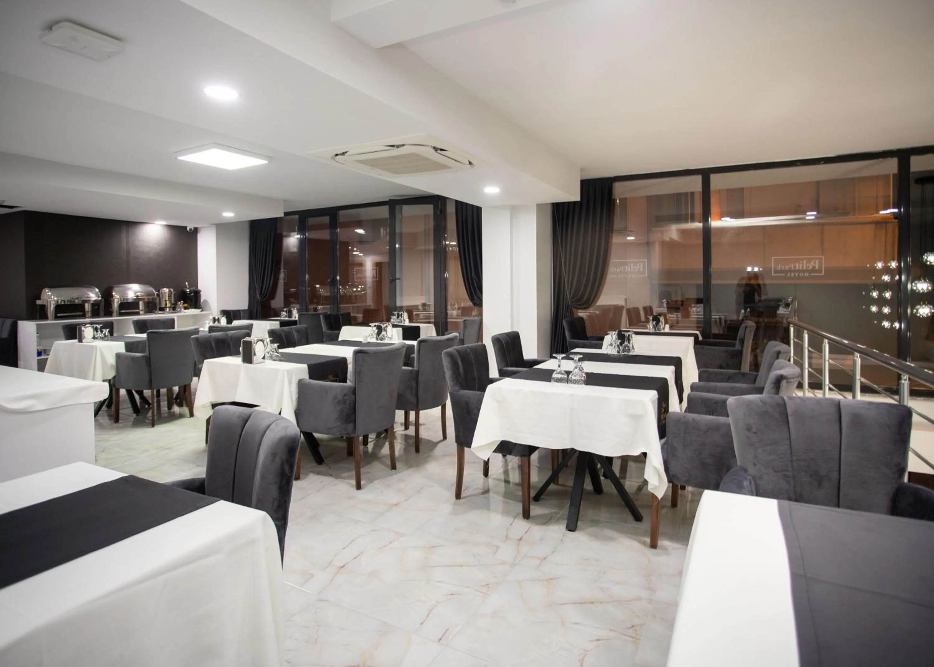 Restaurant/places to eat in Pelit Park Hotel