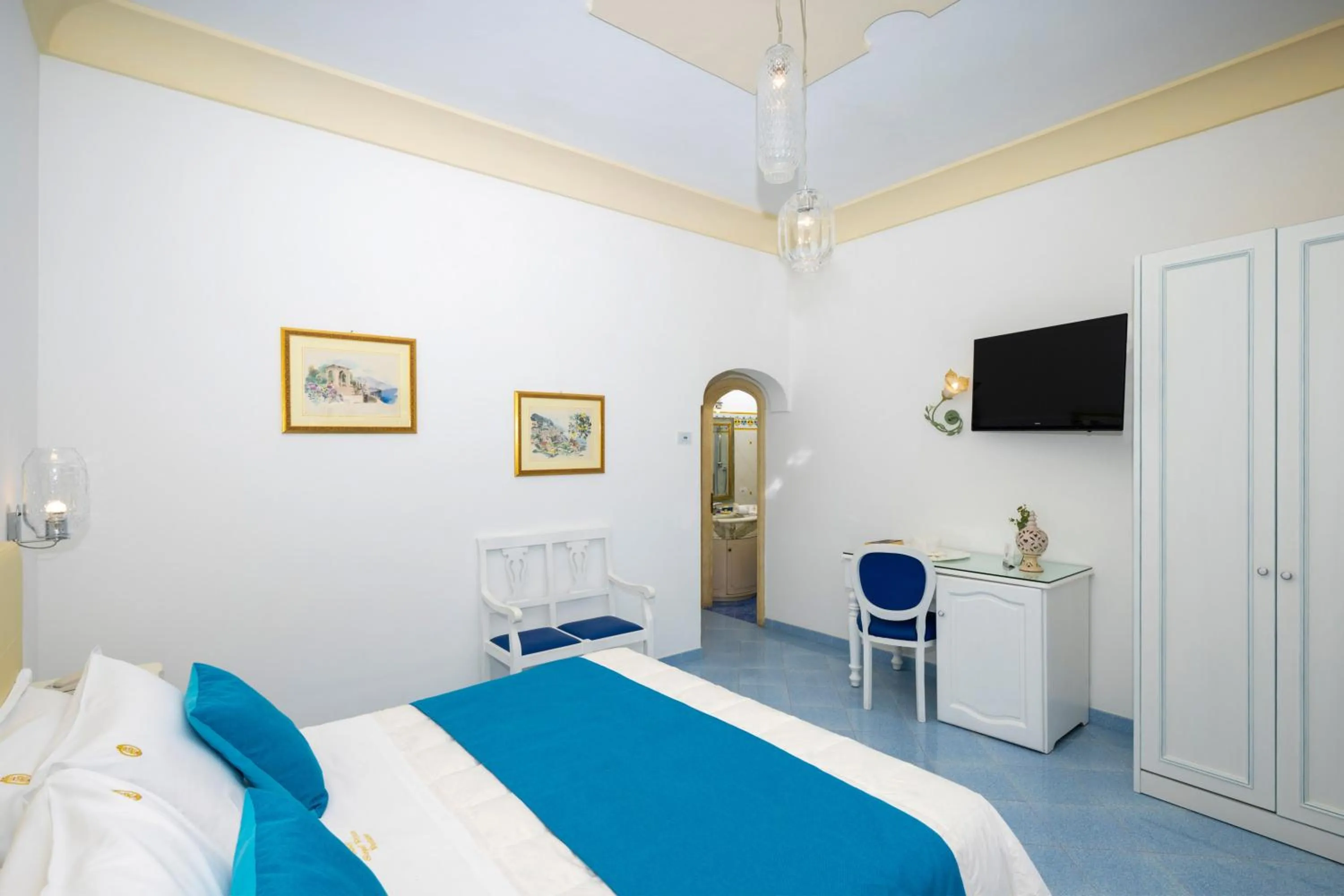 Communal lounge/ TV room, Bed in Hotel Royal Prisco