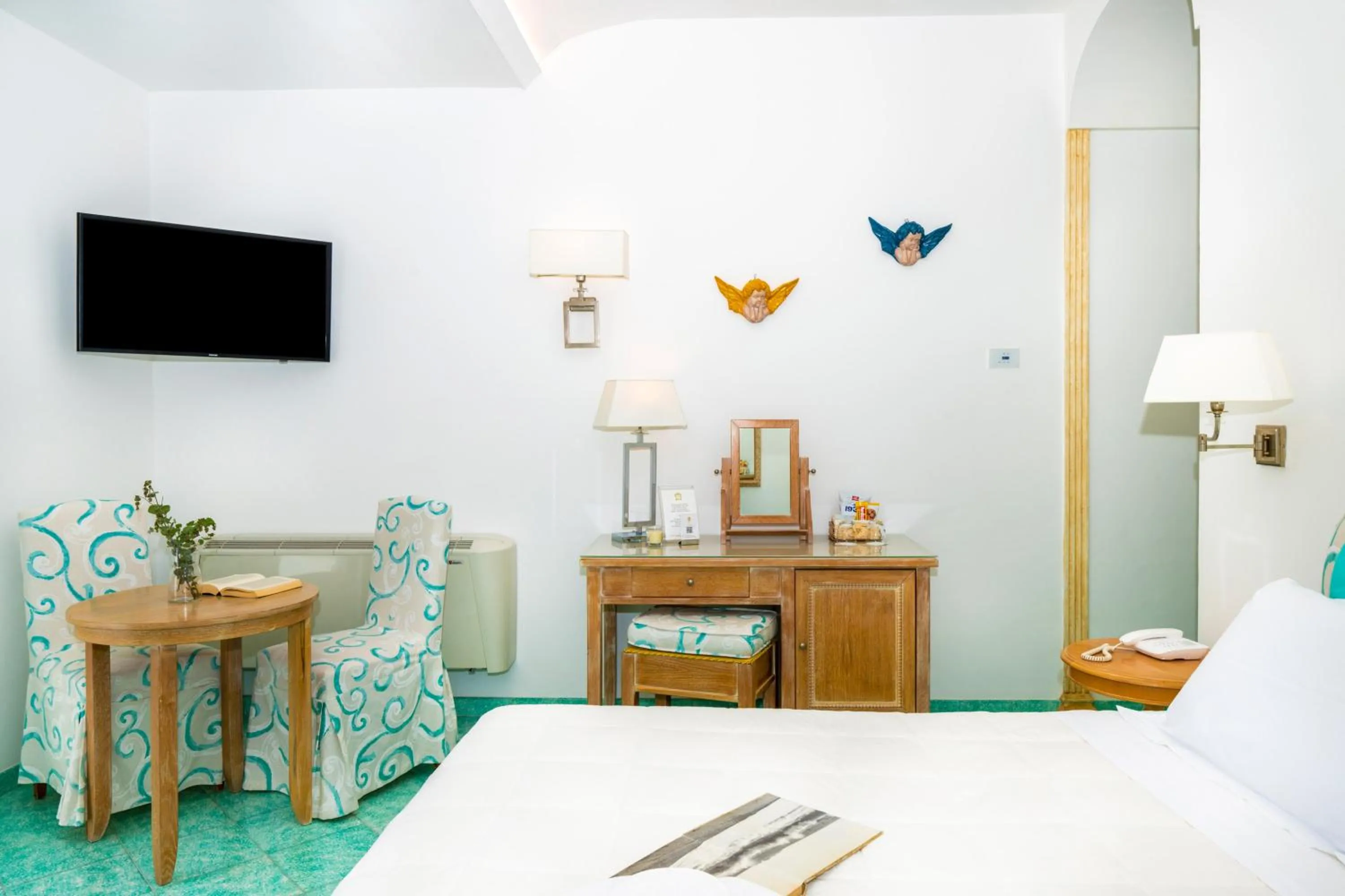 Communal lounge/ TV room, Bed in Hotel Royal Prisco