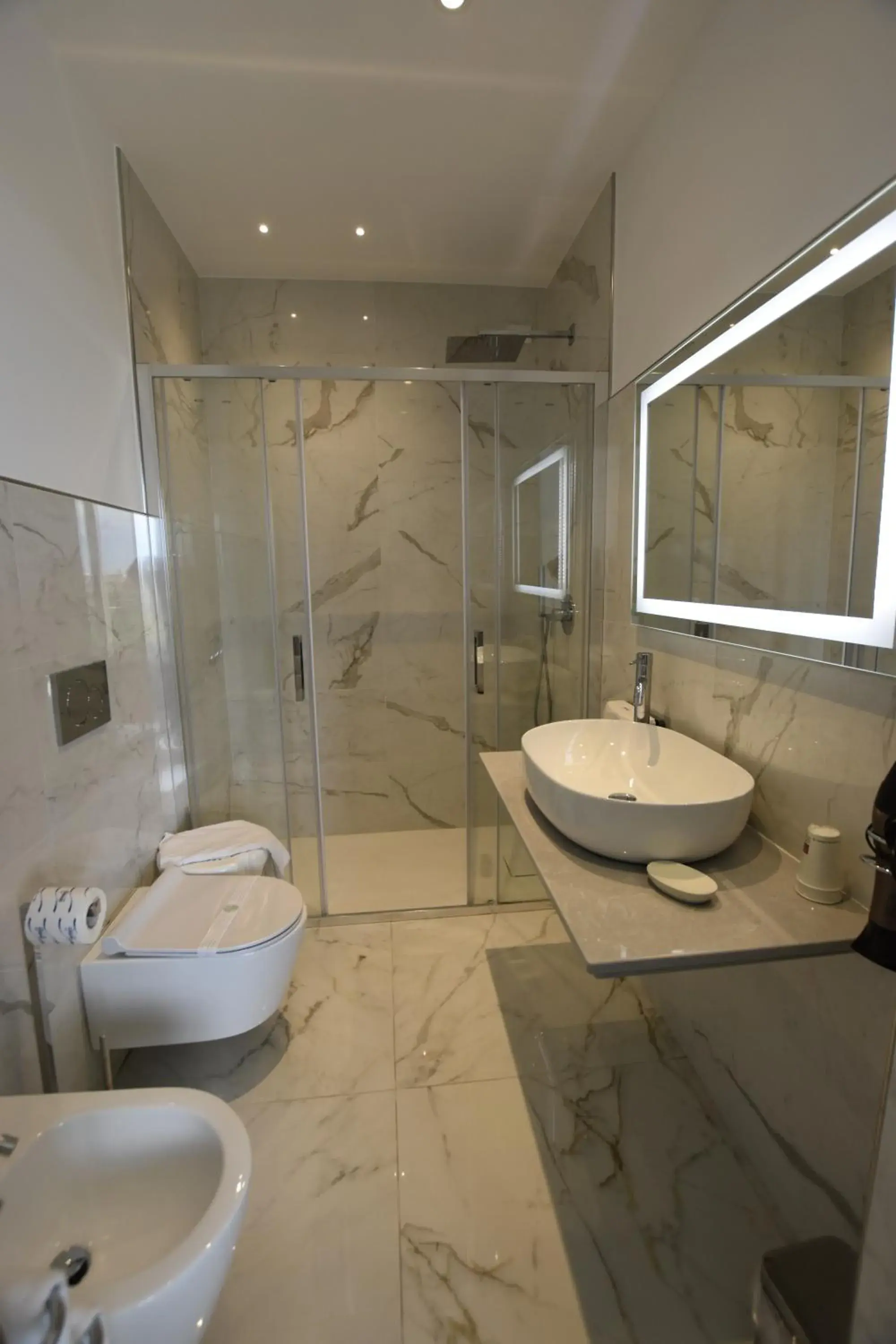Shower, Bathroom in Hotel Condor