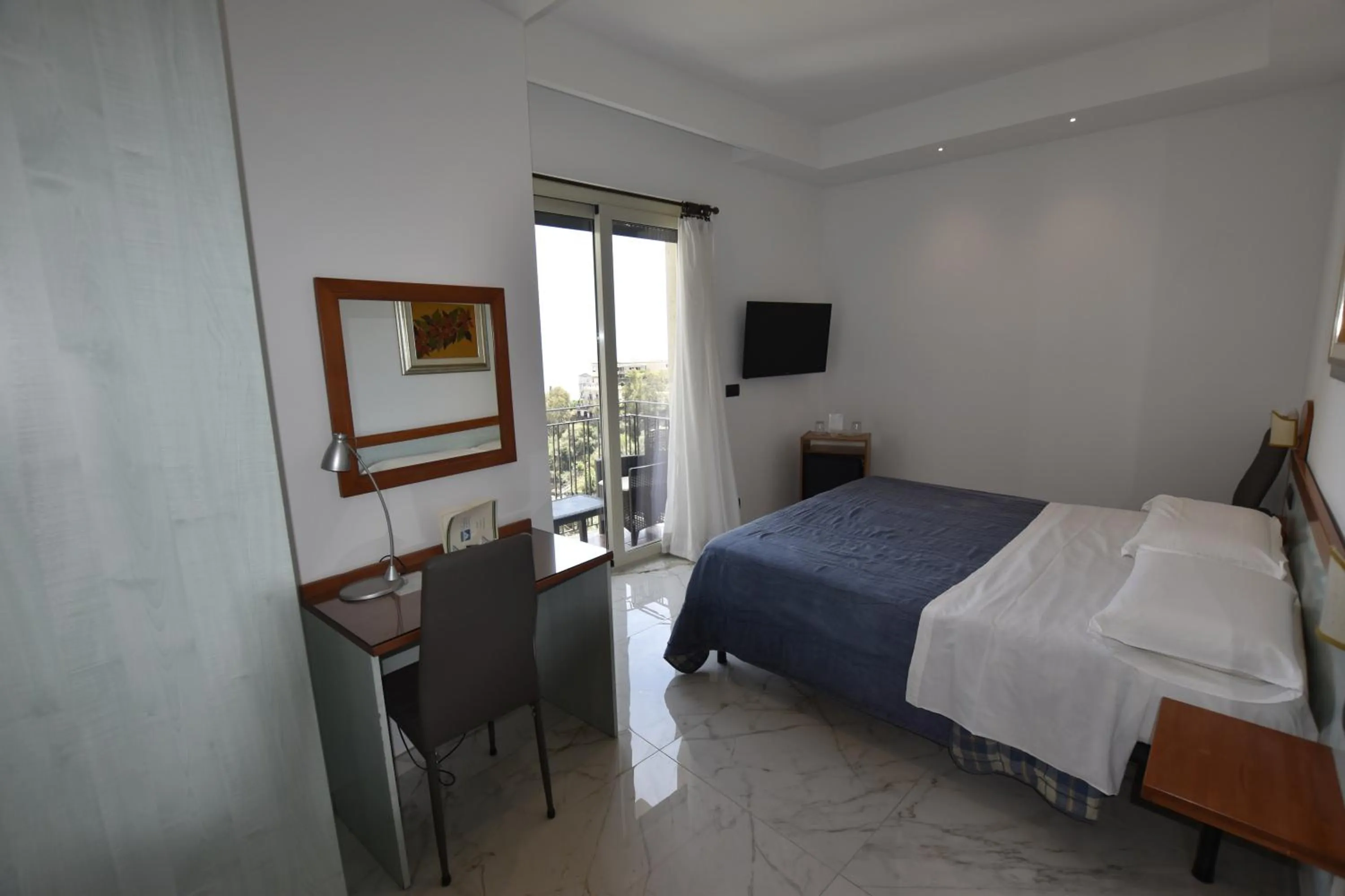 Photo of the whole room, Bed in Hotel Condor