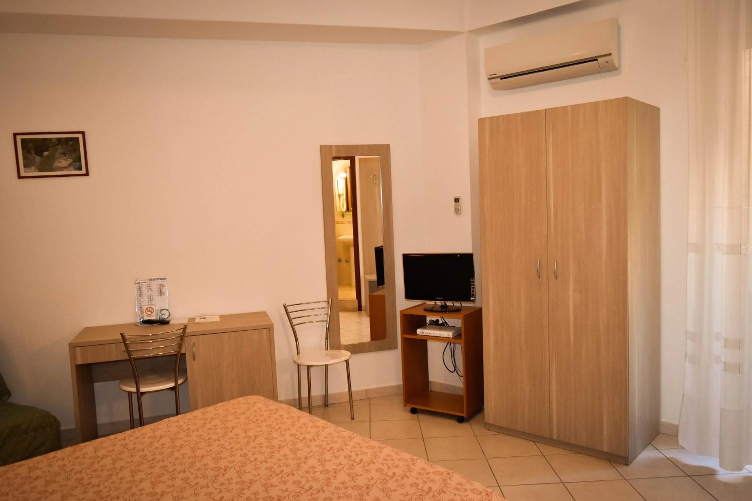 Photo of the whole room in Hotel Condor