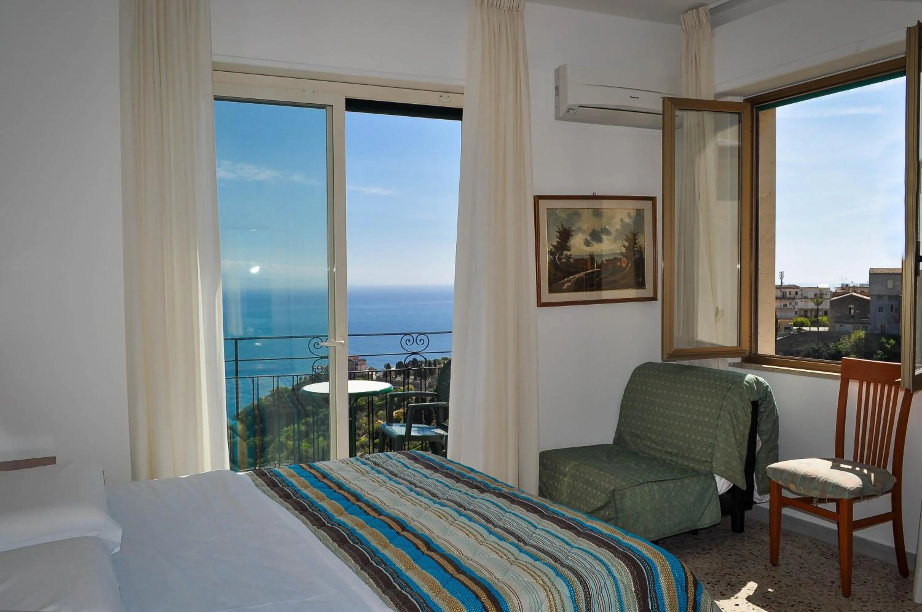 View (from property/room), Bed in Hotel Condor