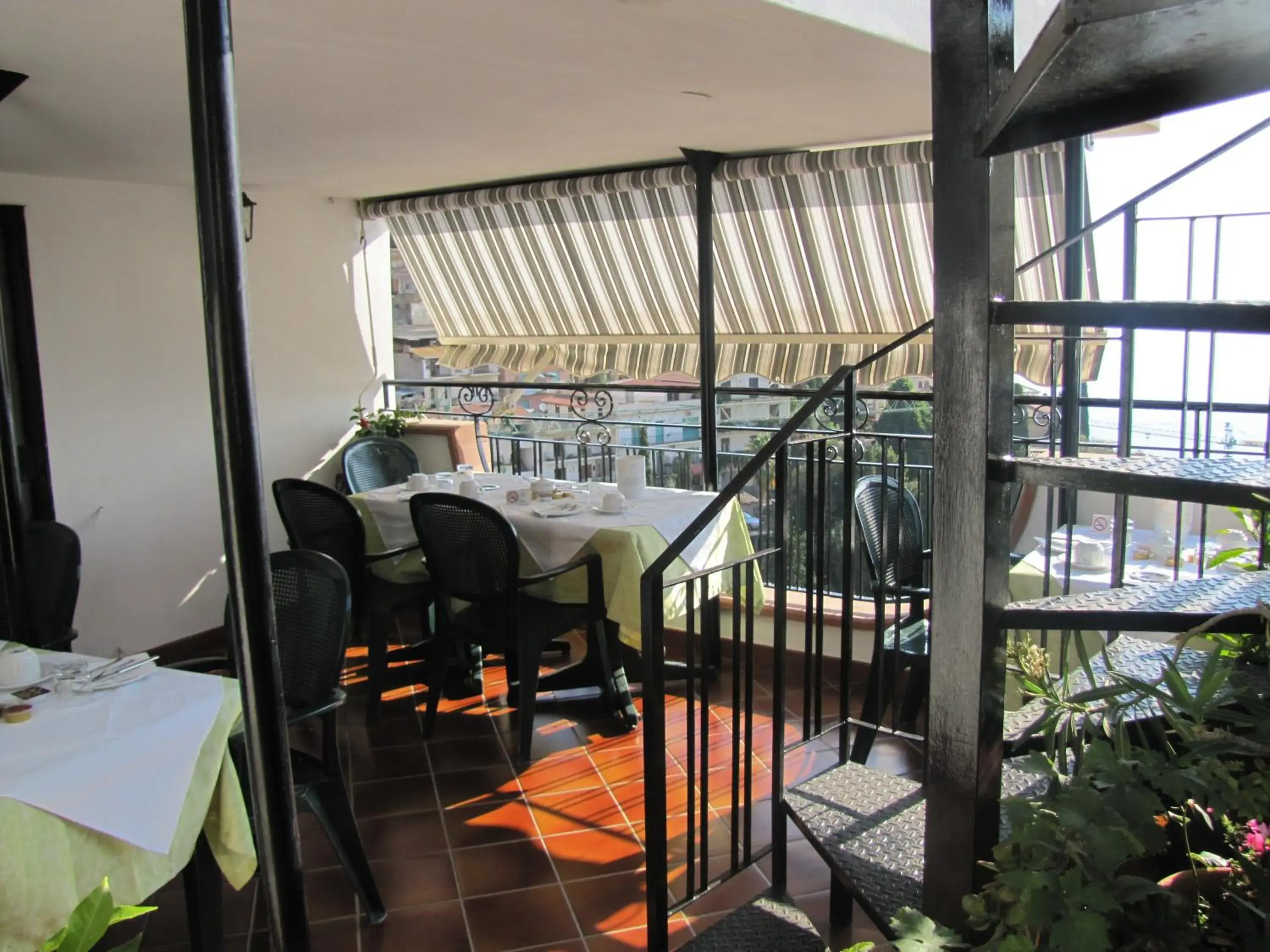 Restaurant/places to eat in Hotel Condor
